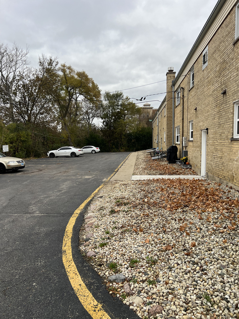 230 W JOHNSON Street Unit: 2W