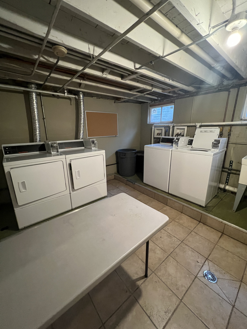 230 W JOHNSON Street Unit: 2W