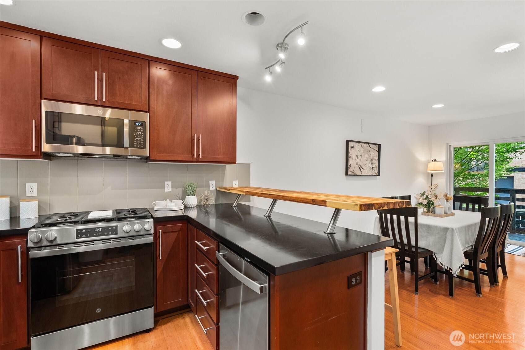 672 NE 40th St