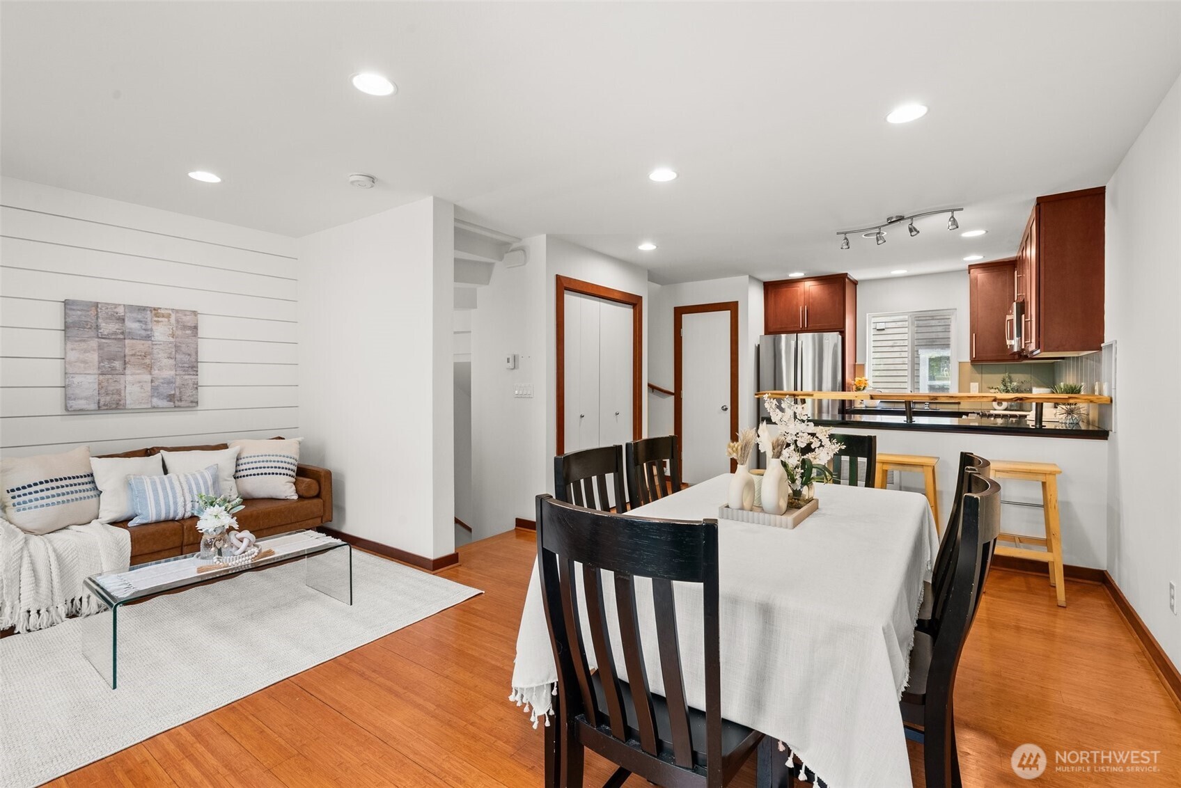 672 NE 40th St
