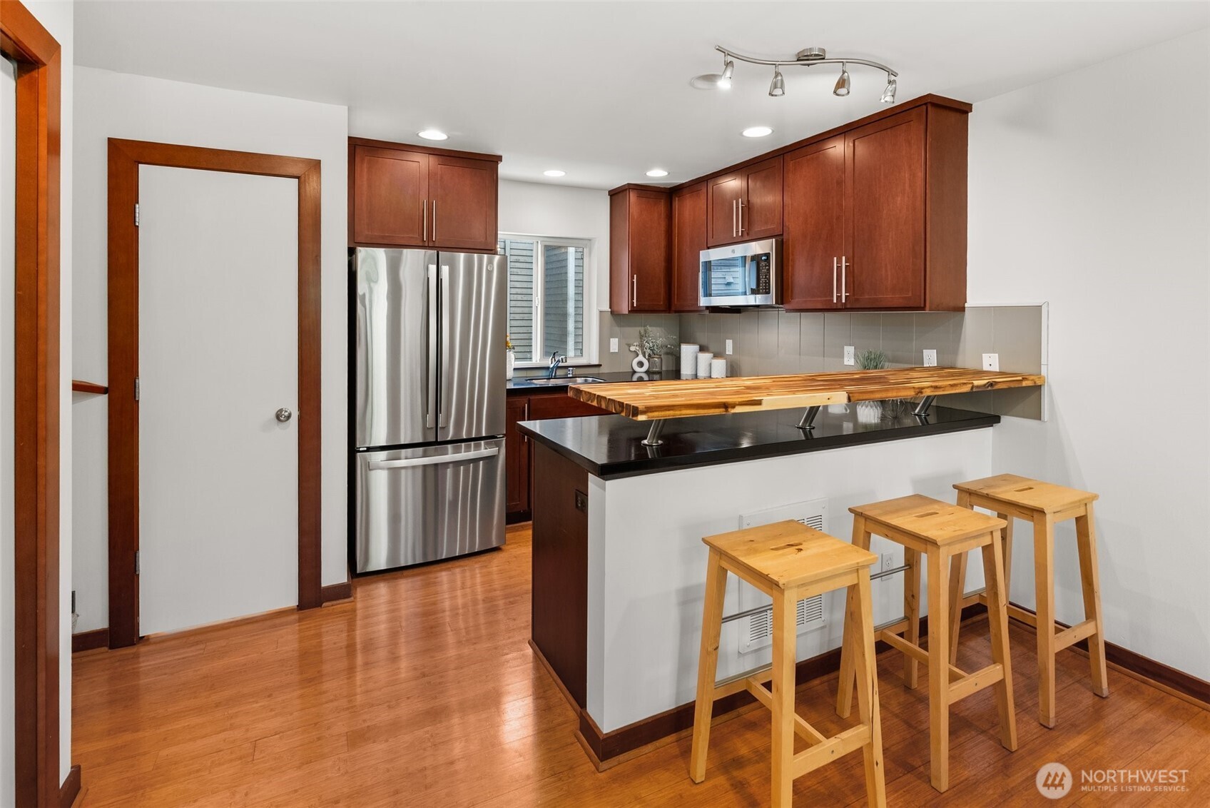 672 NE 40th St