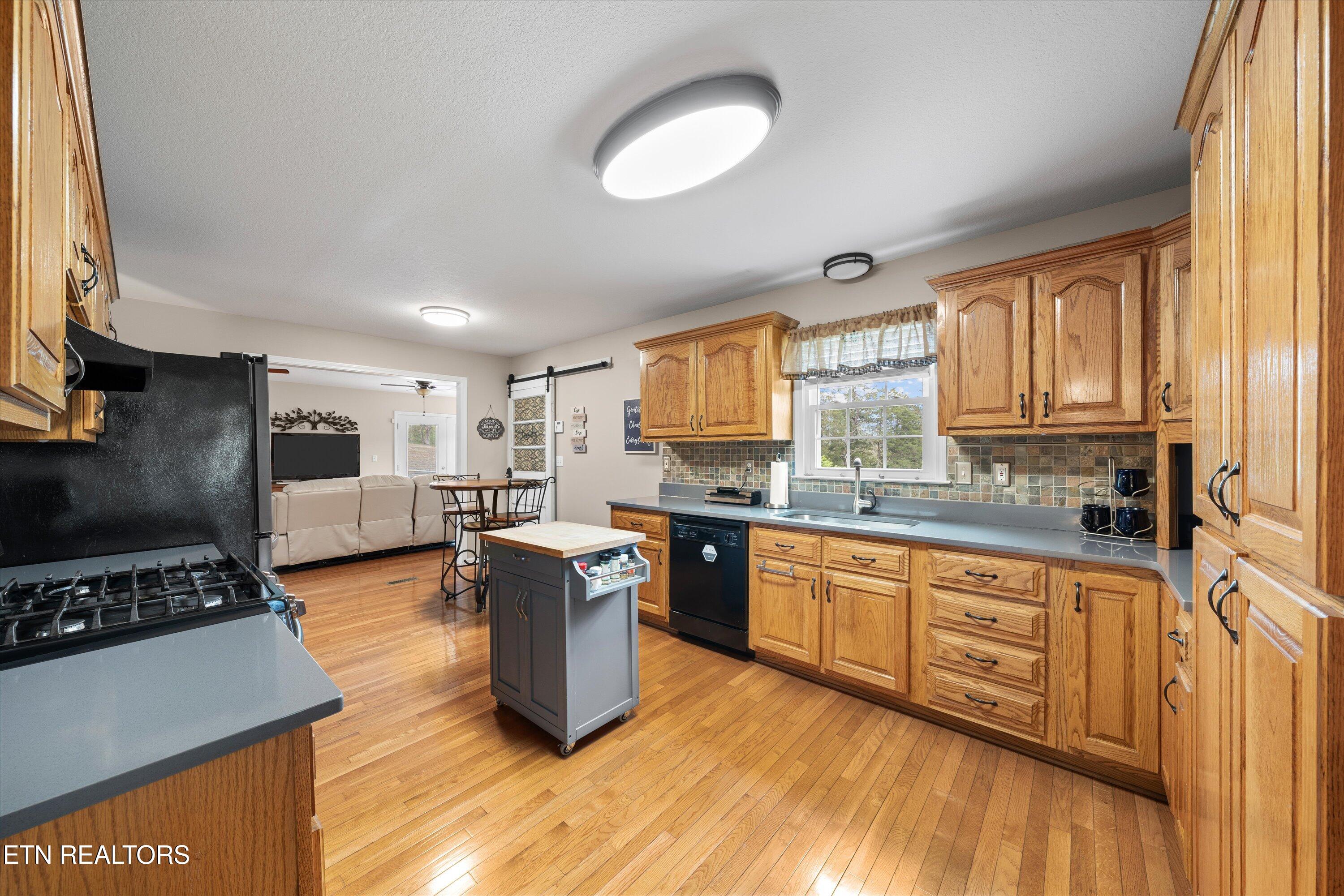 3073 Dutch Valley Rd