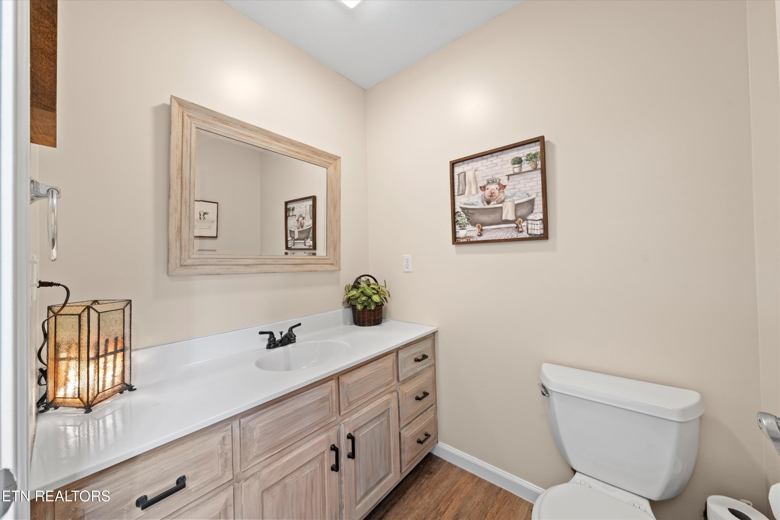 3073 Dutch Valley Rd