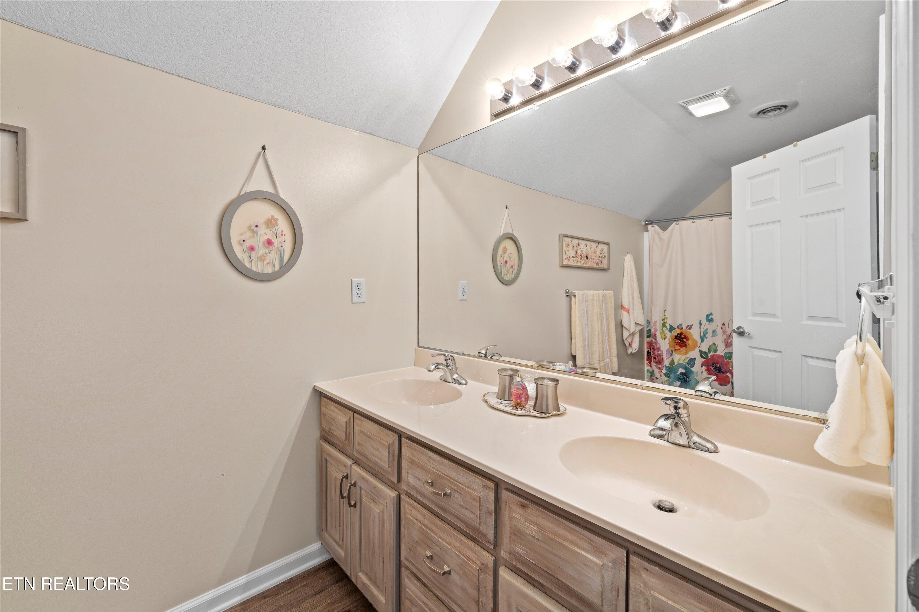 3073 Dutch Valley Rd