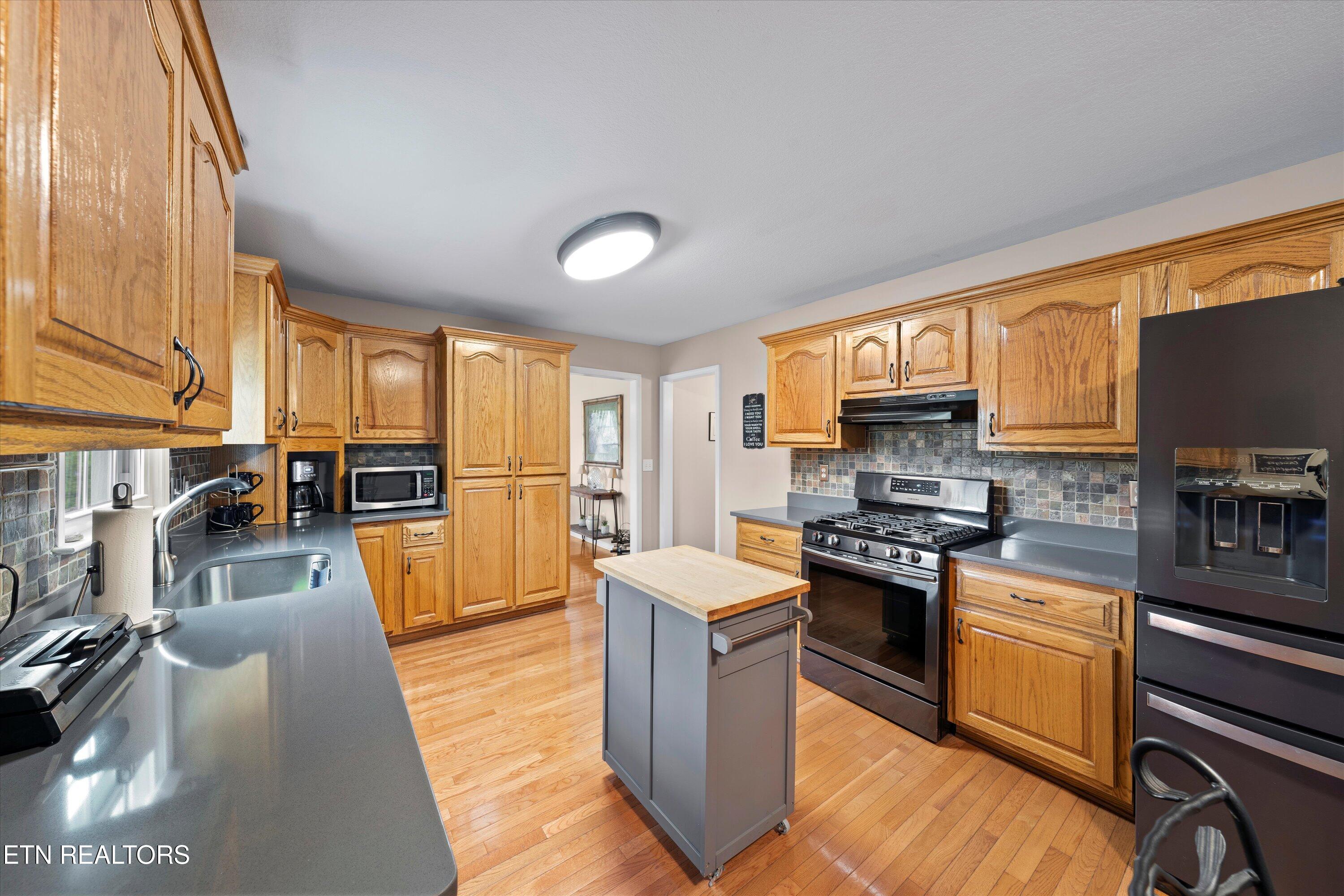 3073 Dutch Valley Rd