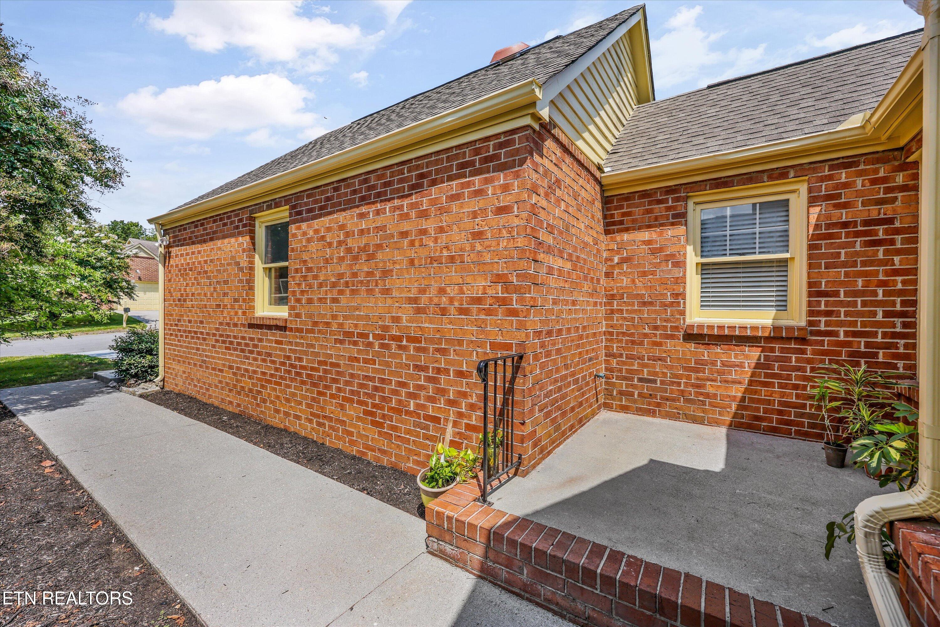 8430 Woodbend Tr