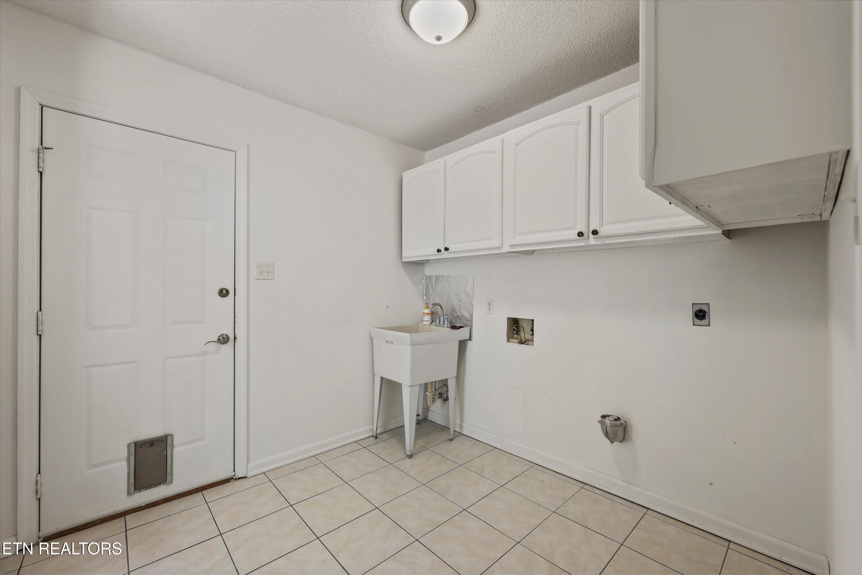 8430 Woodbend Tr