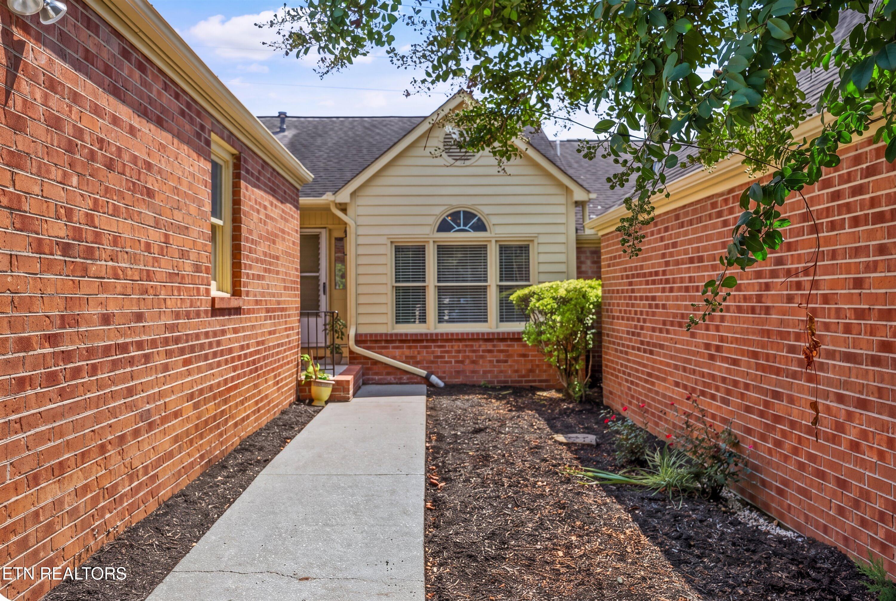 8430 Woodbend Tr