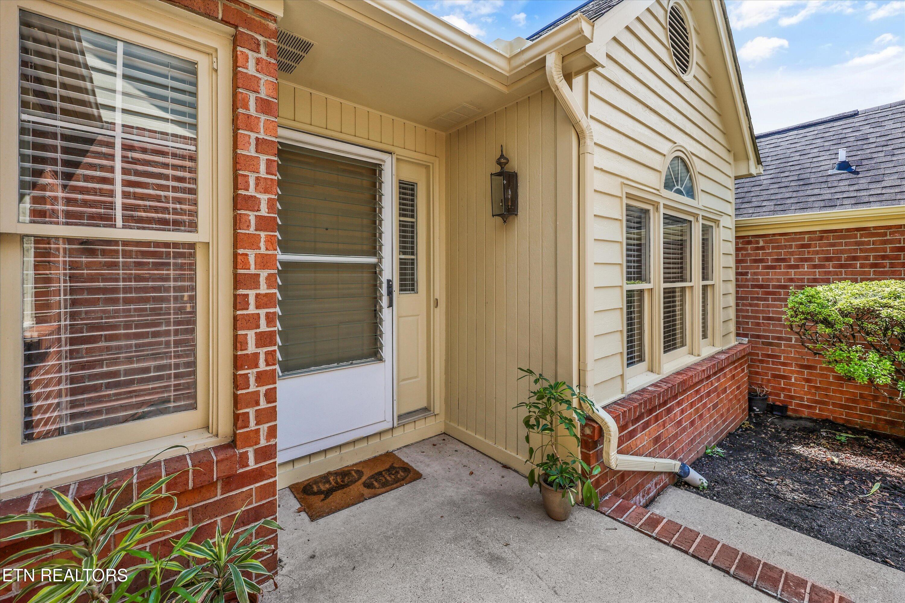 8430 Woodbend Tr