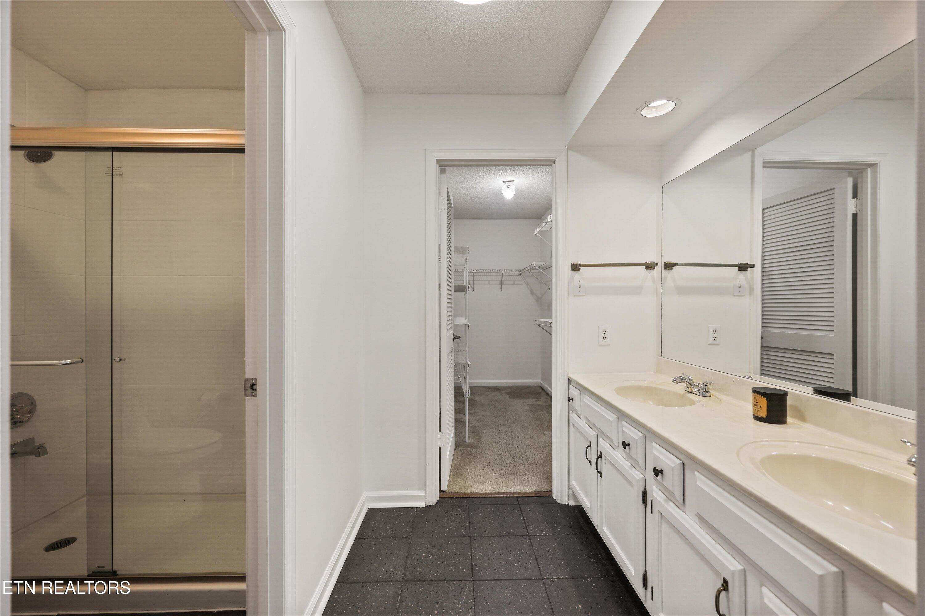 8430 Woodbend Tr