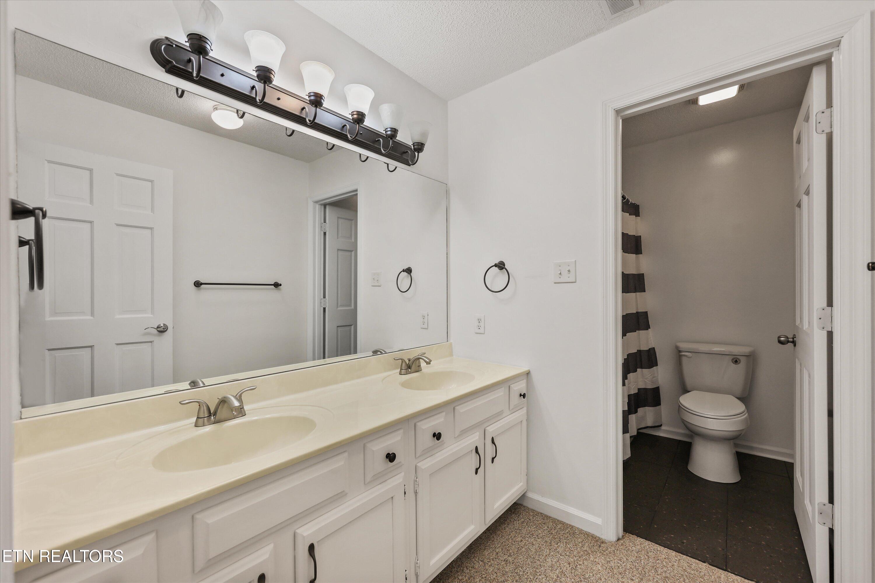 8430 Woodbend Tr