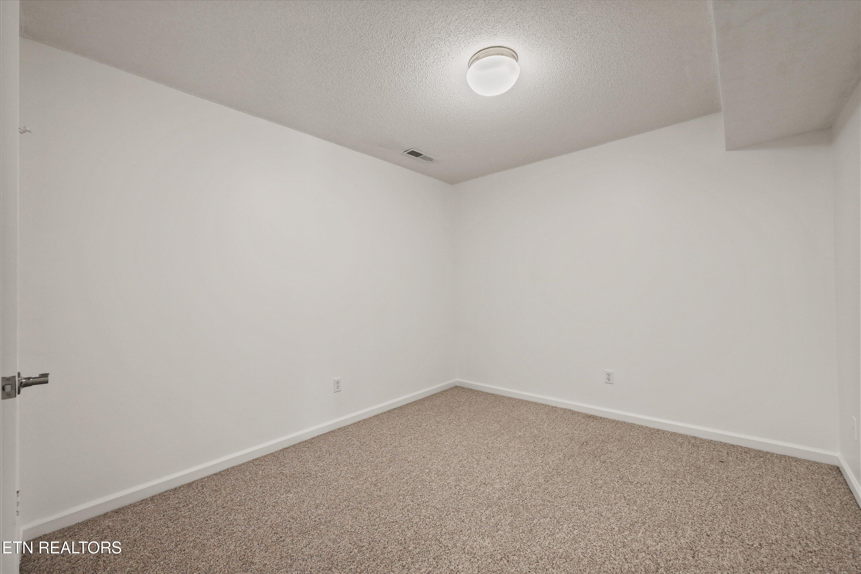 8430 Woodbend Tr