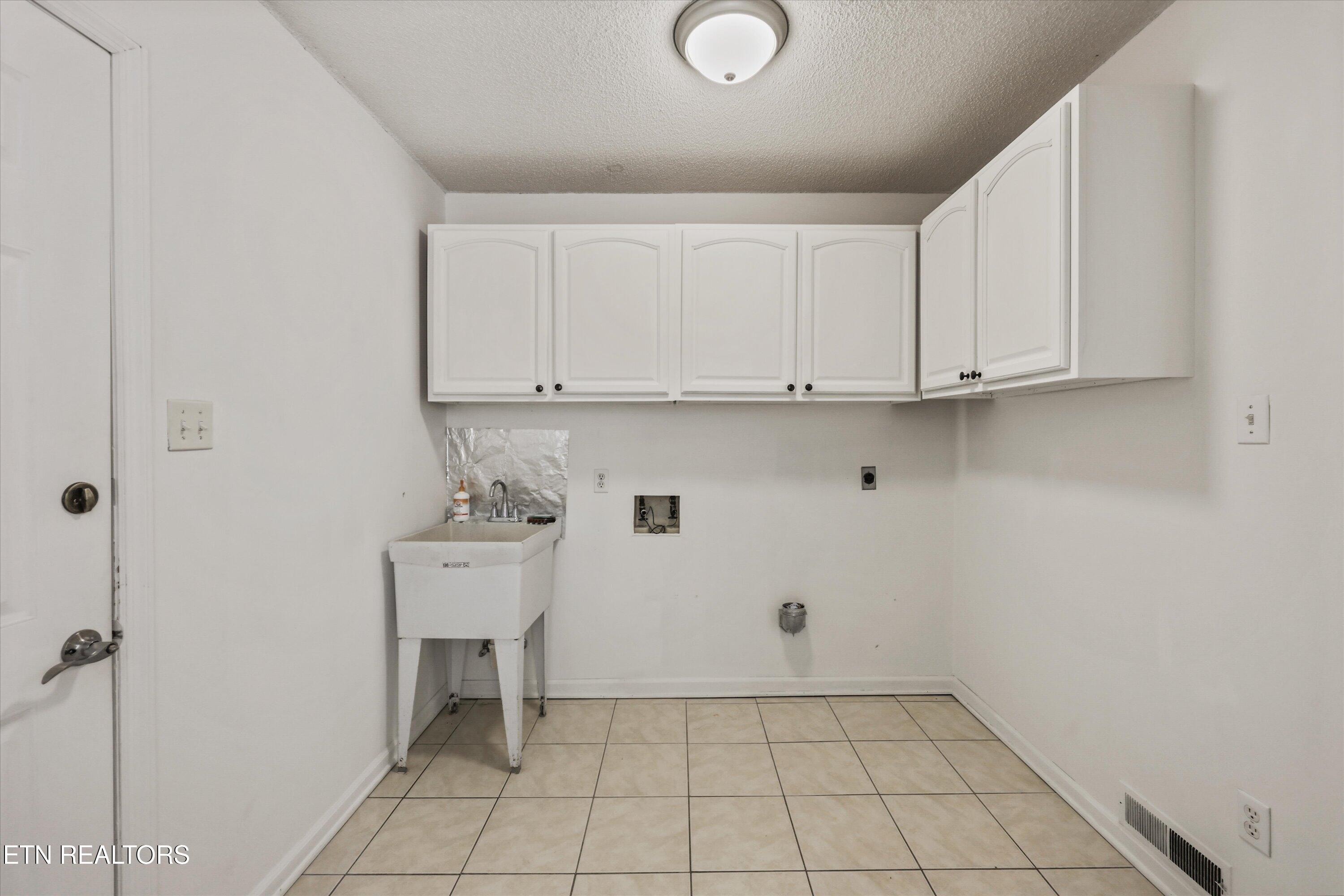 8430 Woodbend Tr