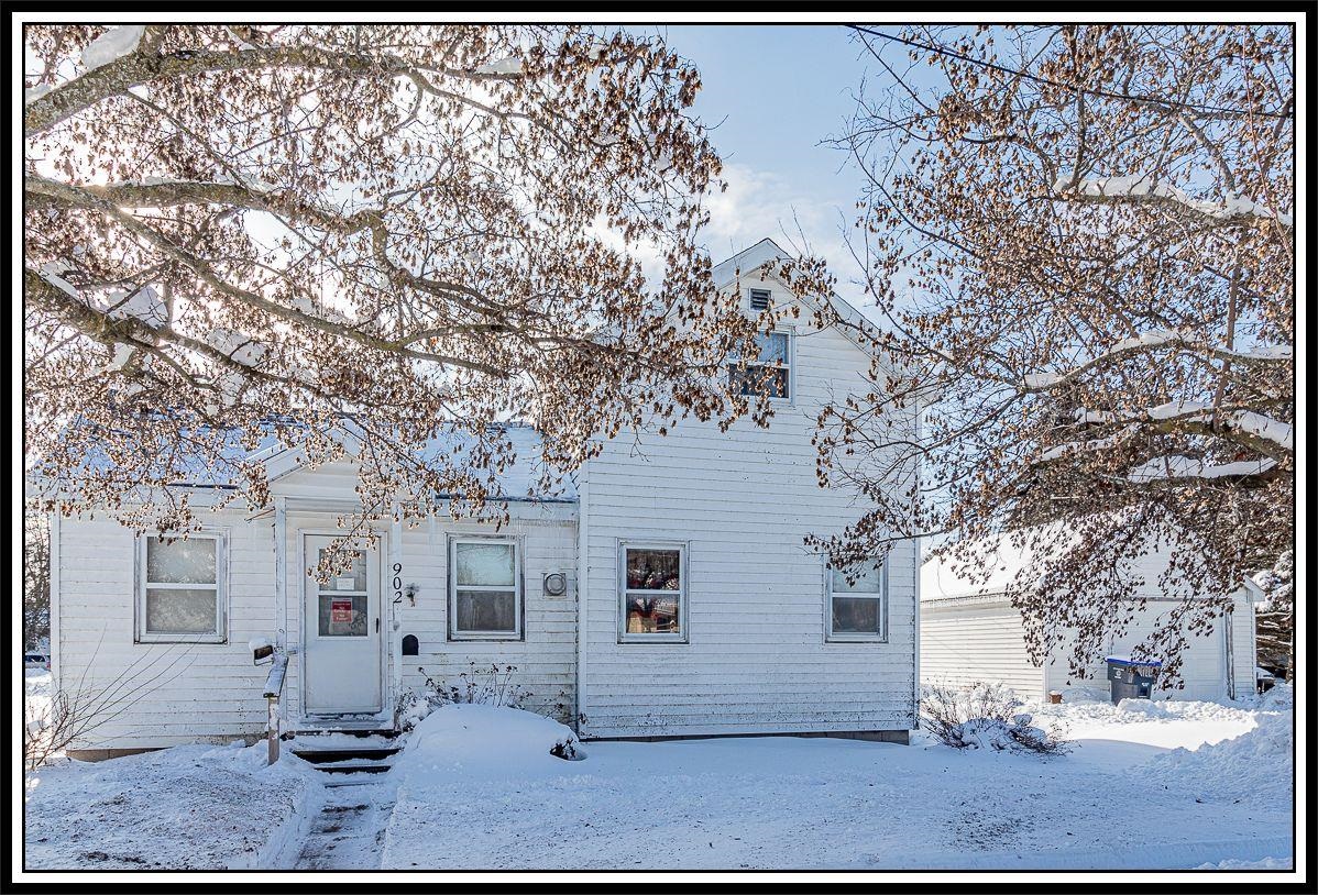 902 W WAUPACA Street