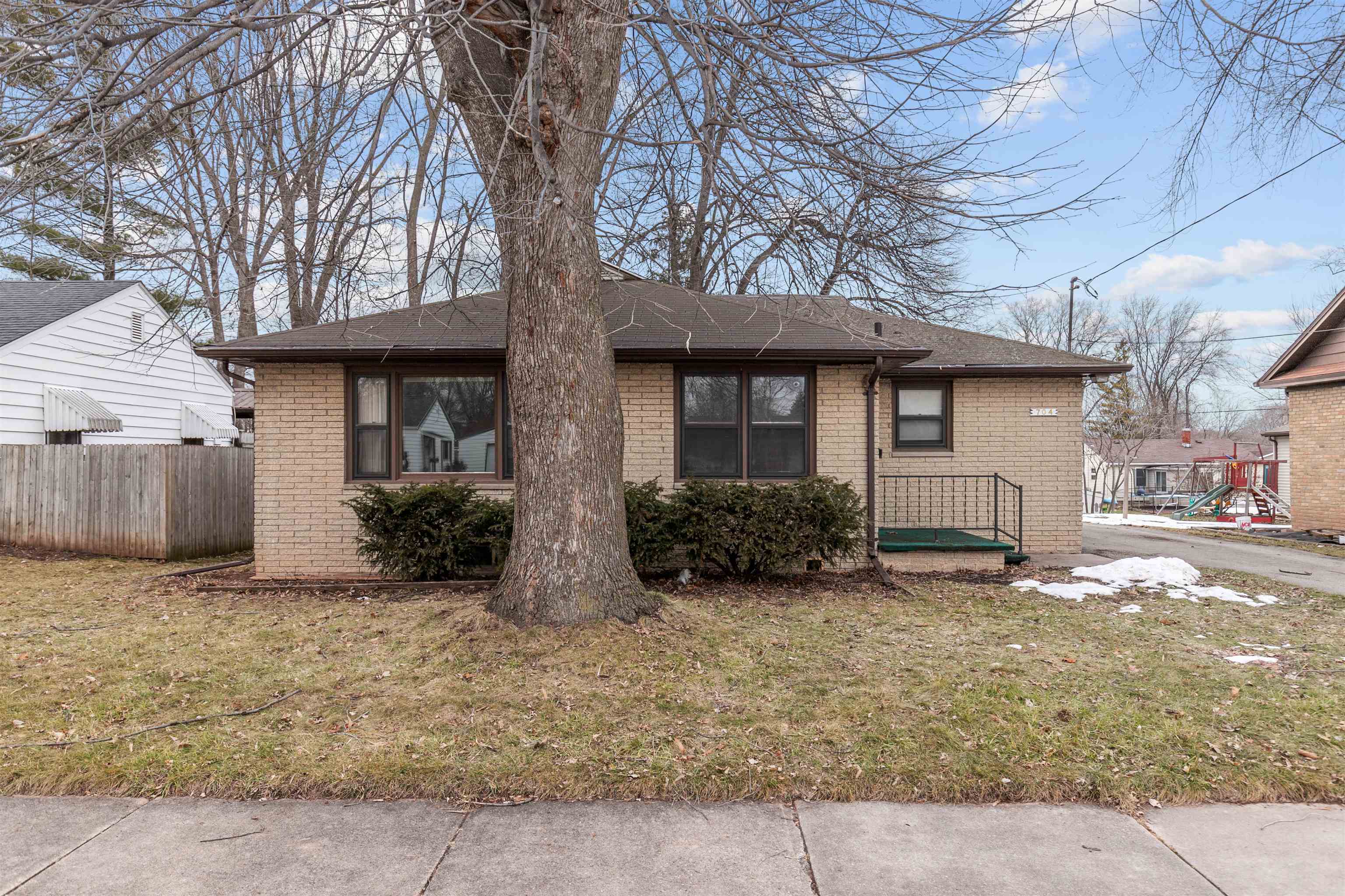 704 W 8TH Street