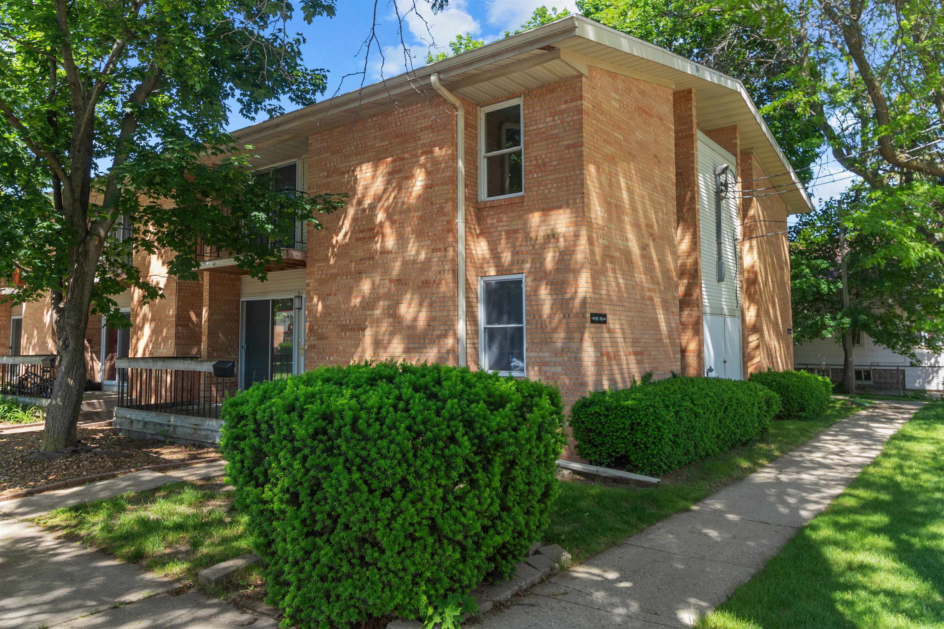 738 W 10TH Avenue
