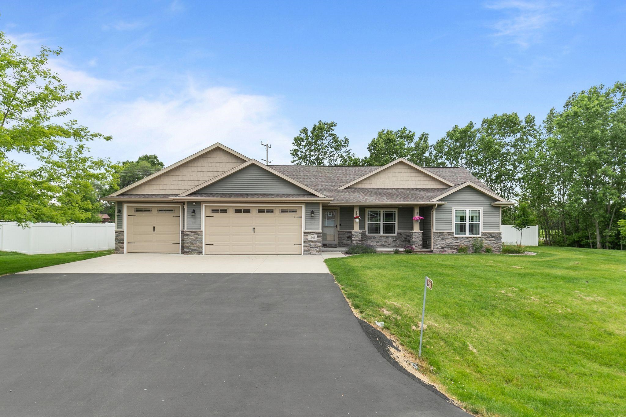 1505 WOODS EDGE Lane