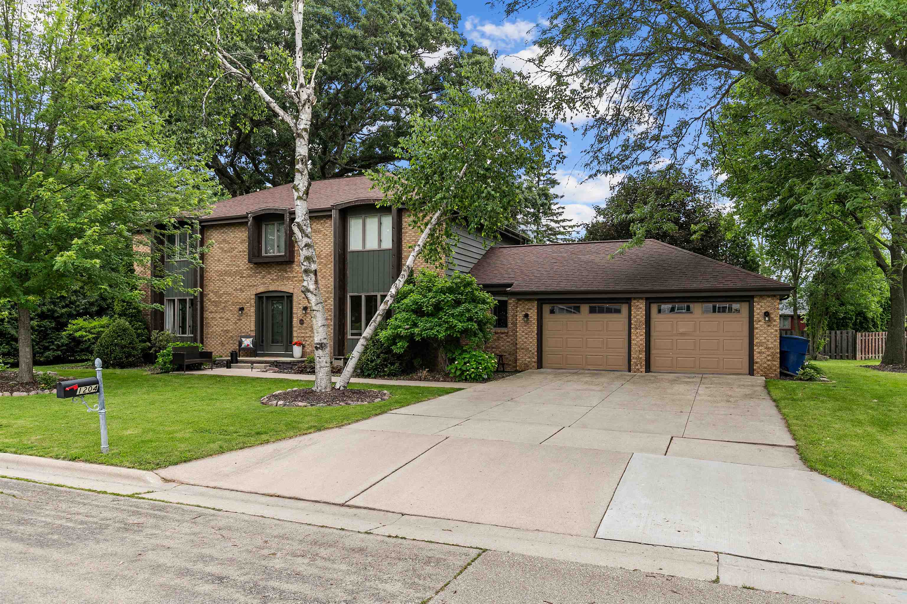 1204 MARIA Lane