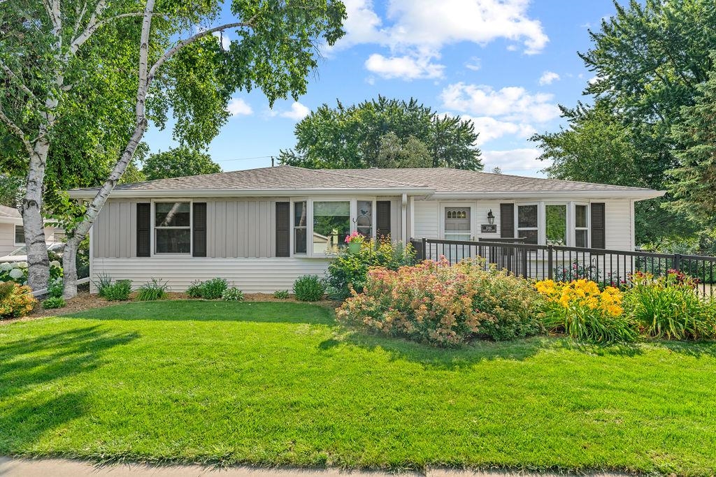 1086 GREEN ACRES Lane