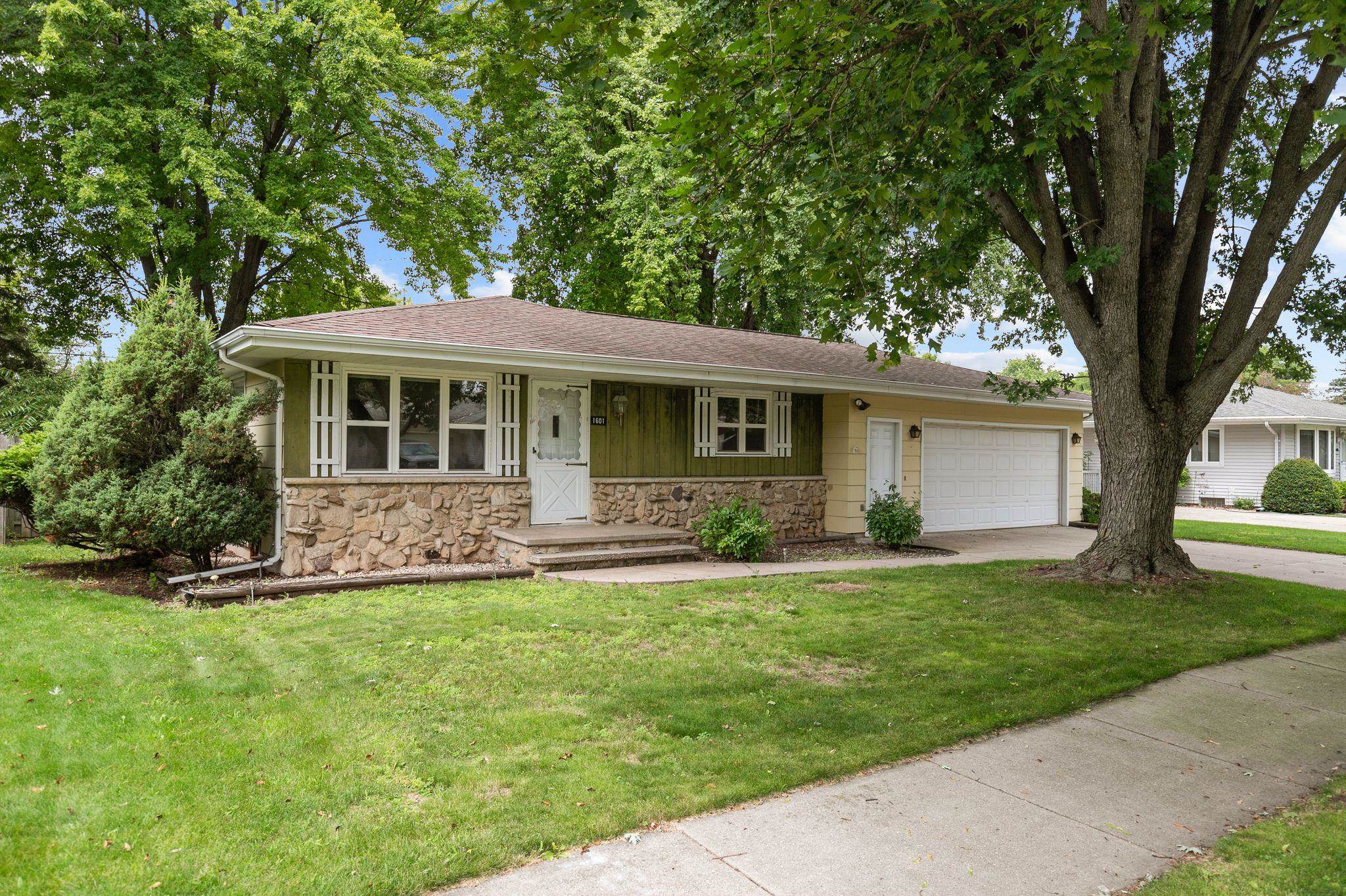 1601 N EDGEWOOD Avenue