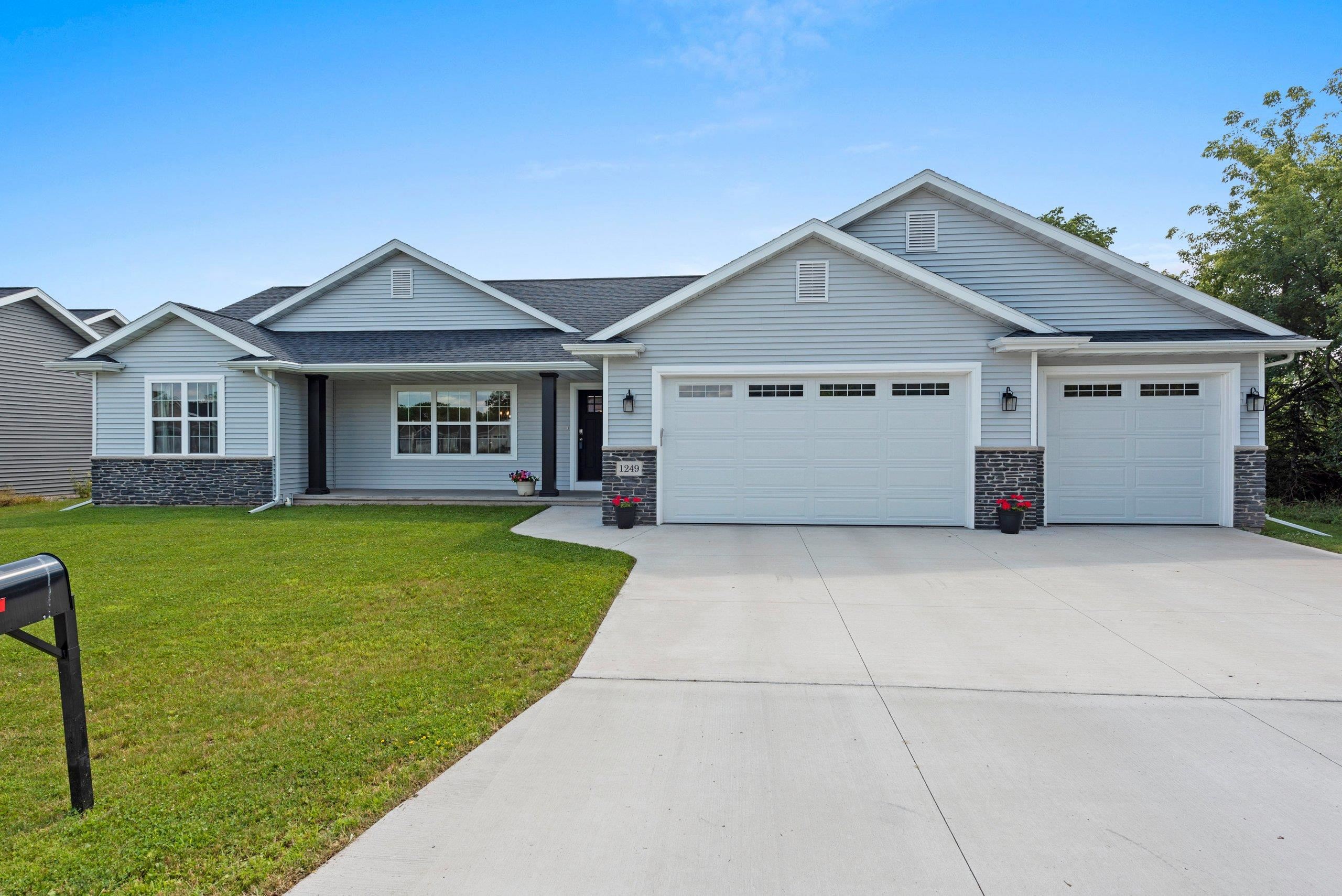 1249 BRENDA Lane