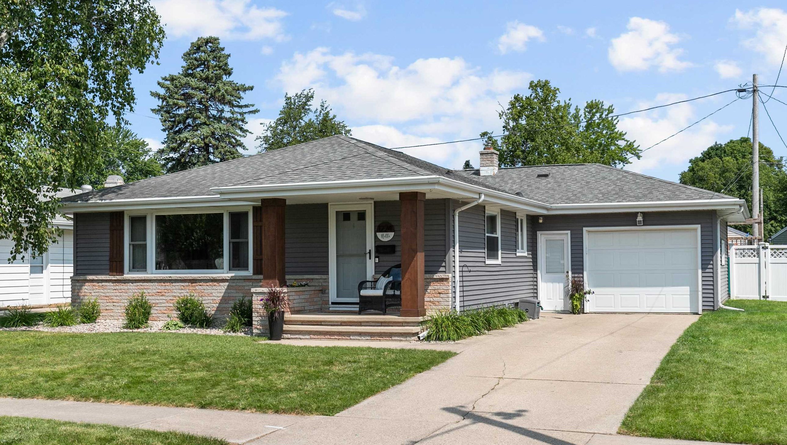 1224 W ROBERTS Avenue