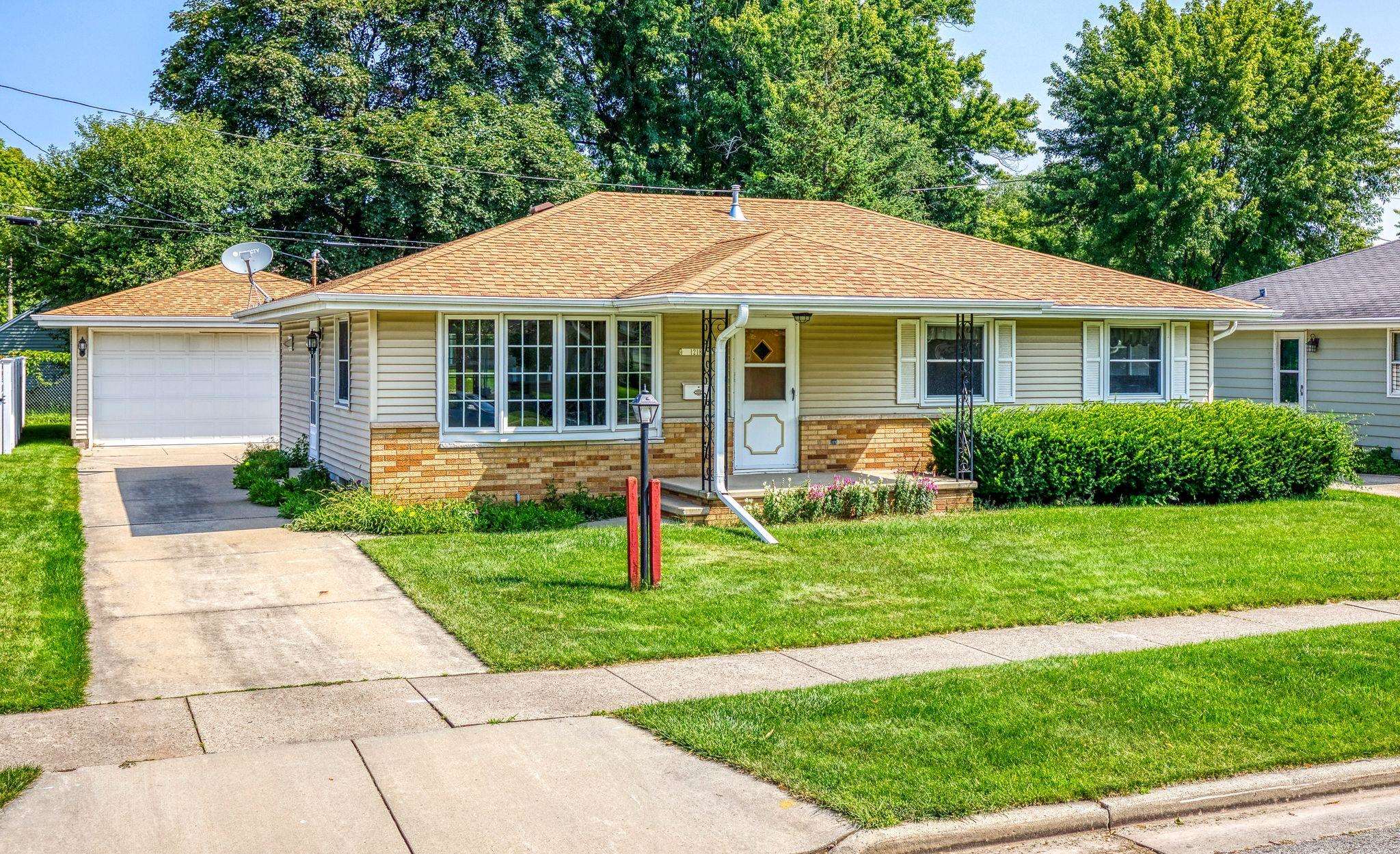 1218 W ROBERTS Avenue