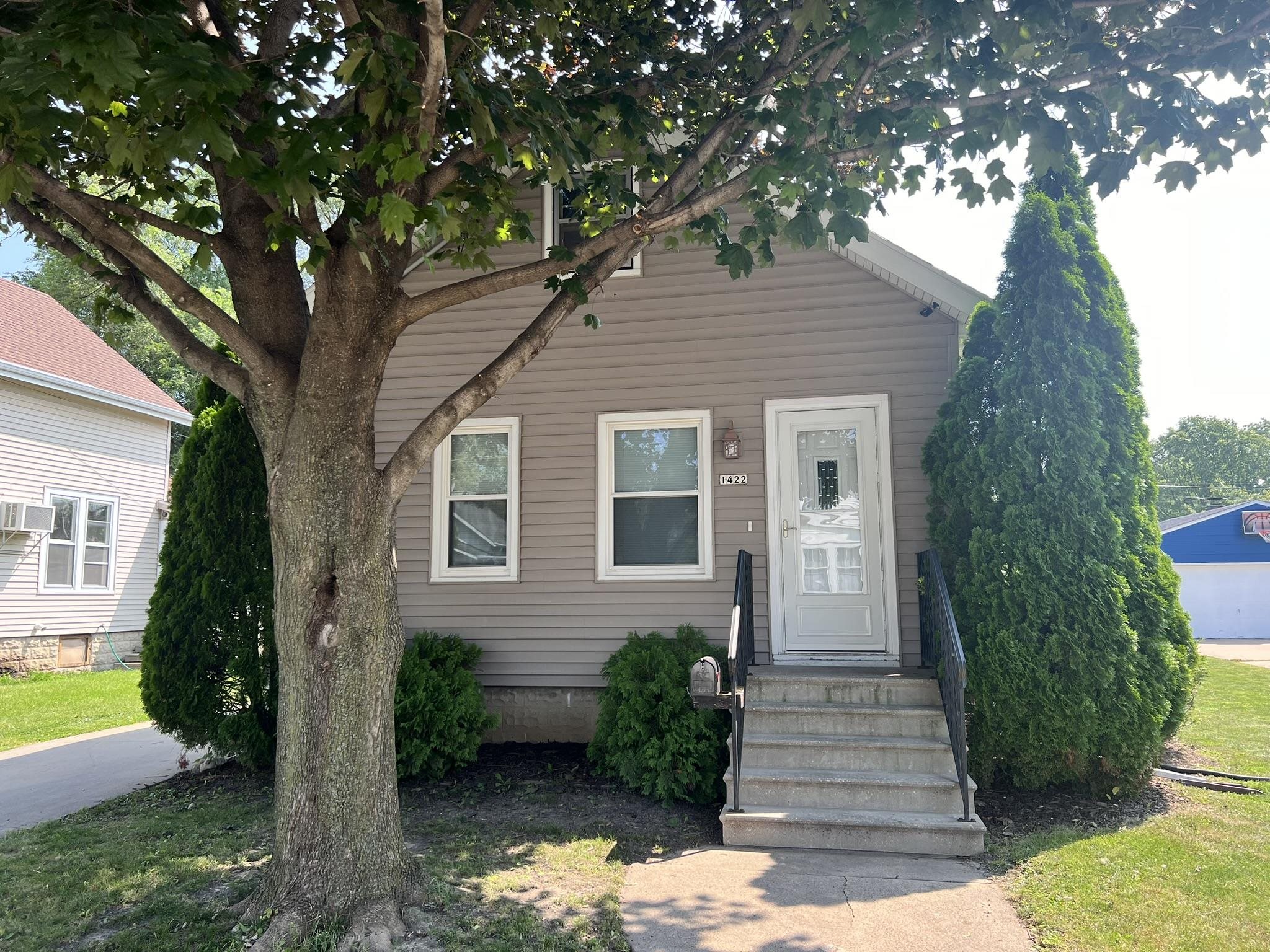 1422 CEDAR Street