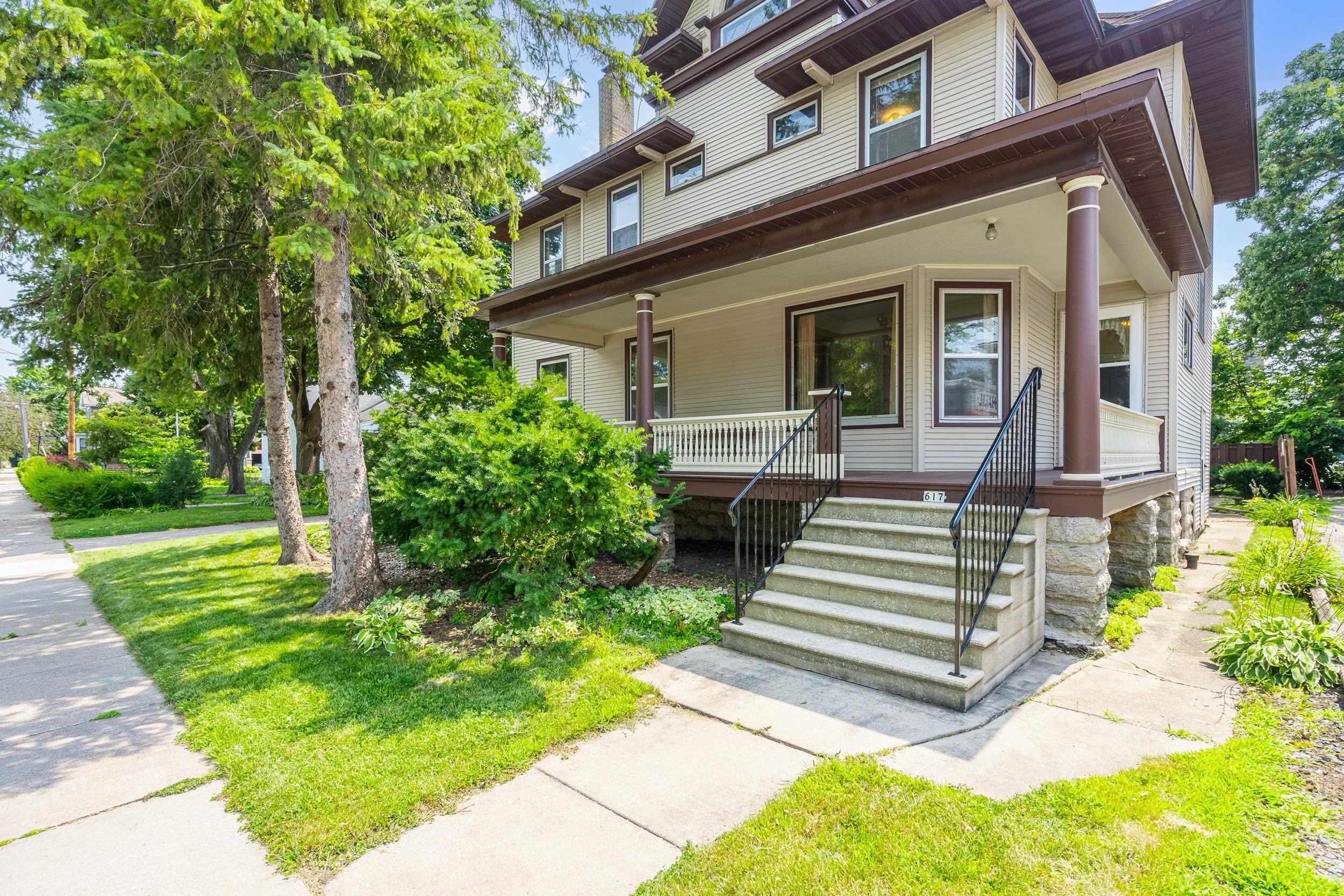 617 W IRVING Avenue