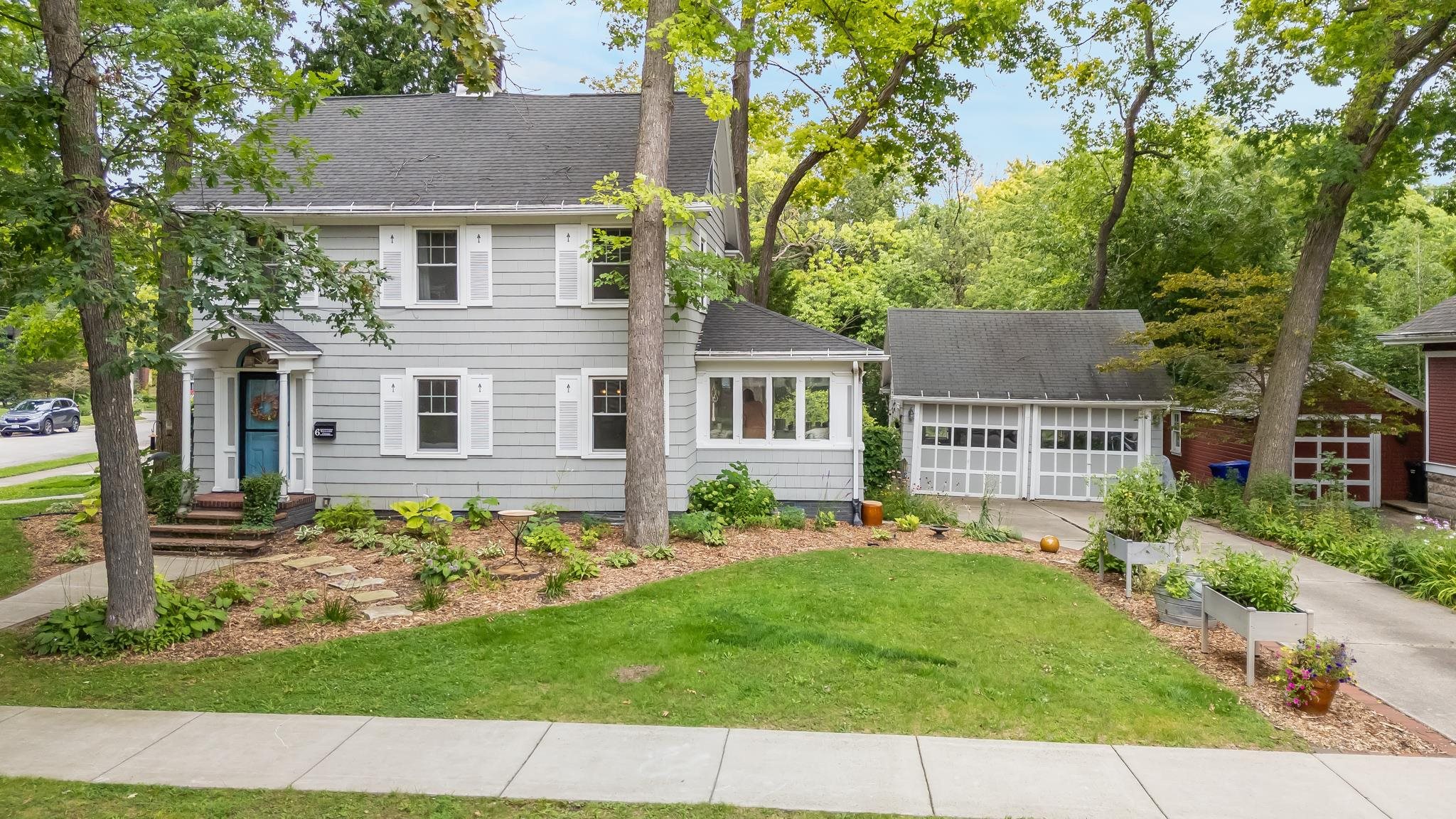 6 BELLAIRE Court