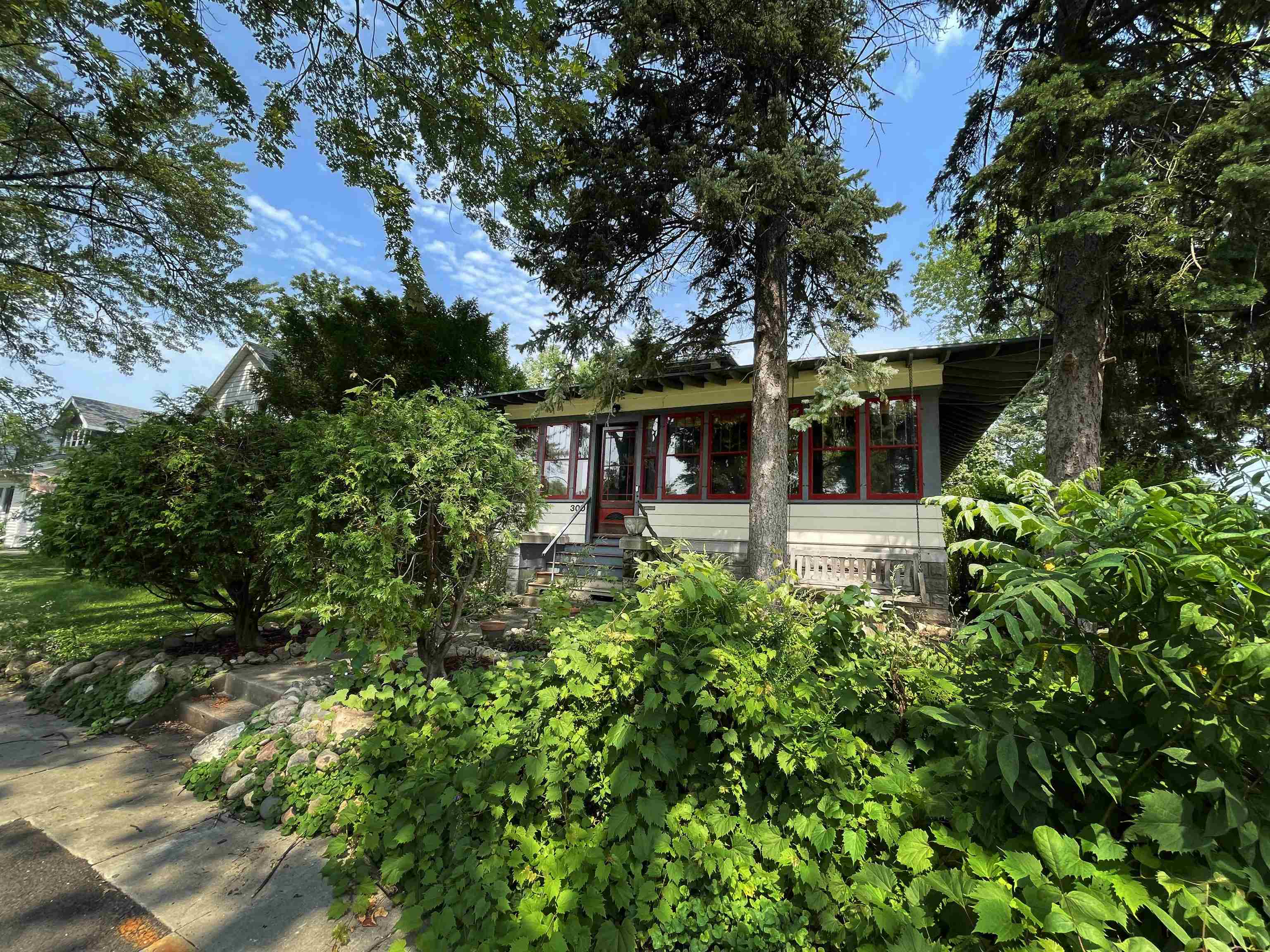 300 W 6TH Street