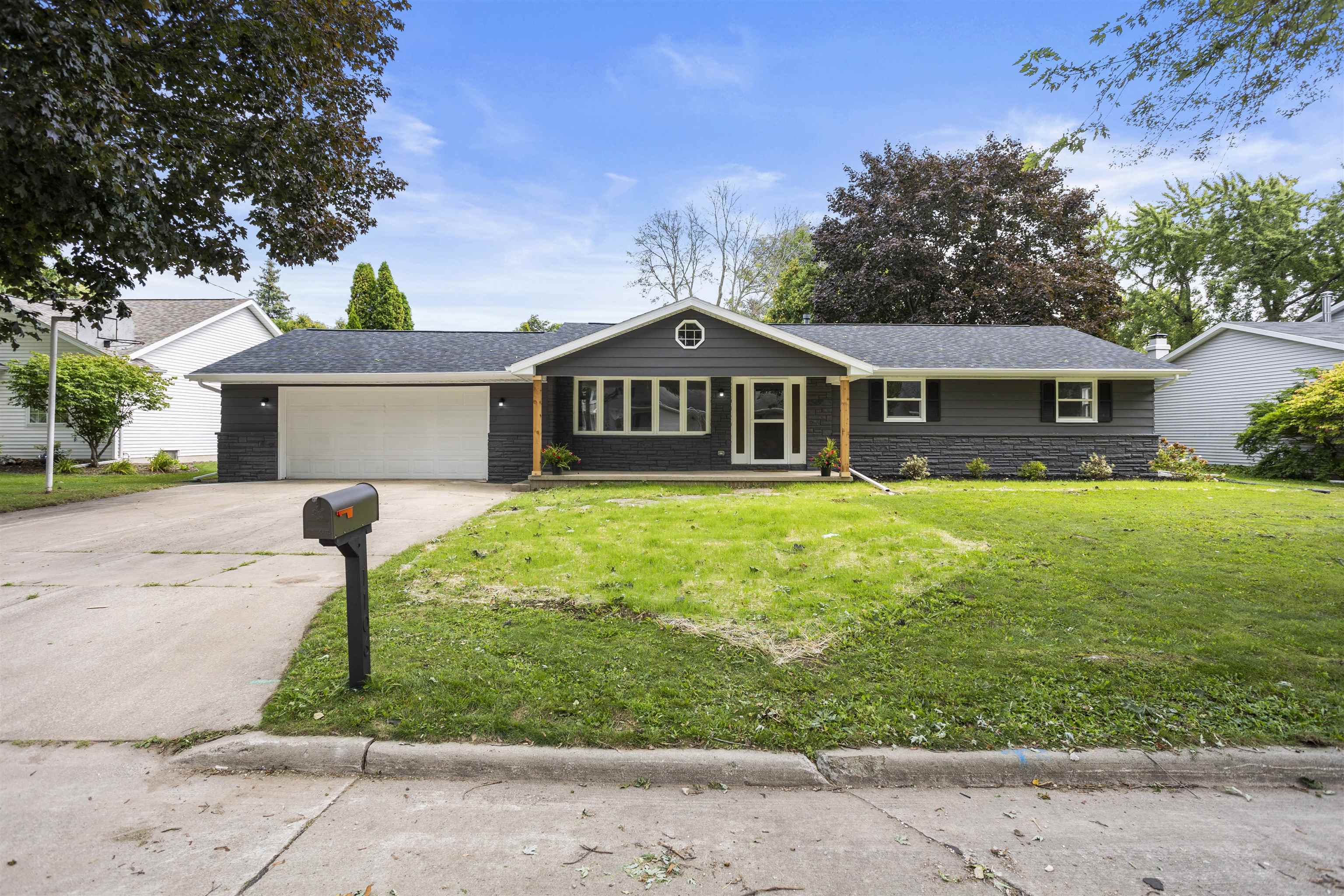 1106 N HAWTHORNE Drive