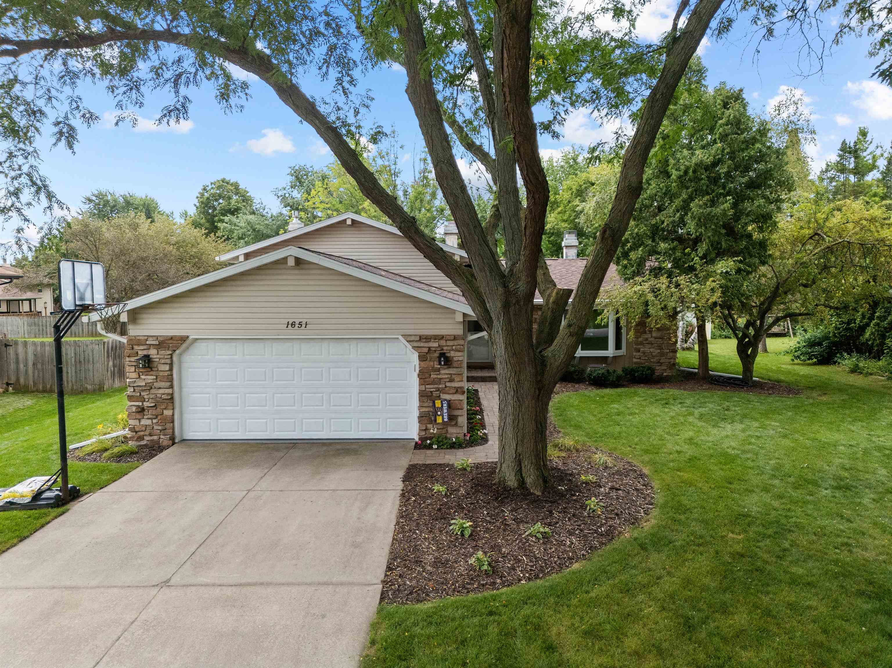 1651 OAKVIEW Drive