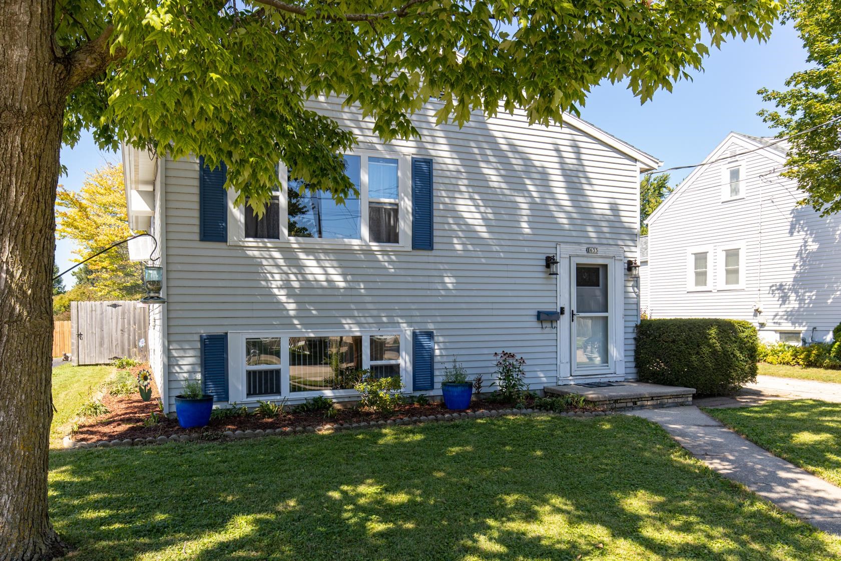 1633 IOWA Street