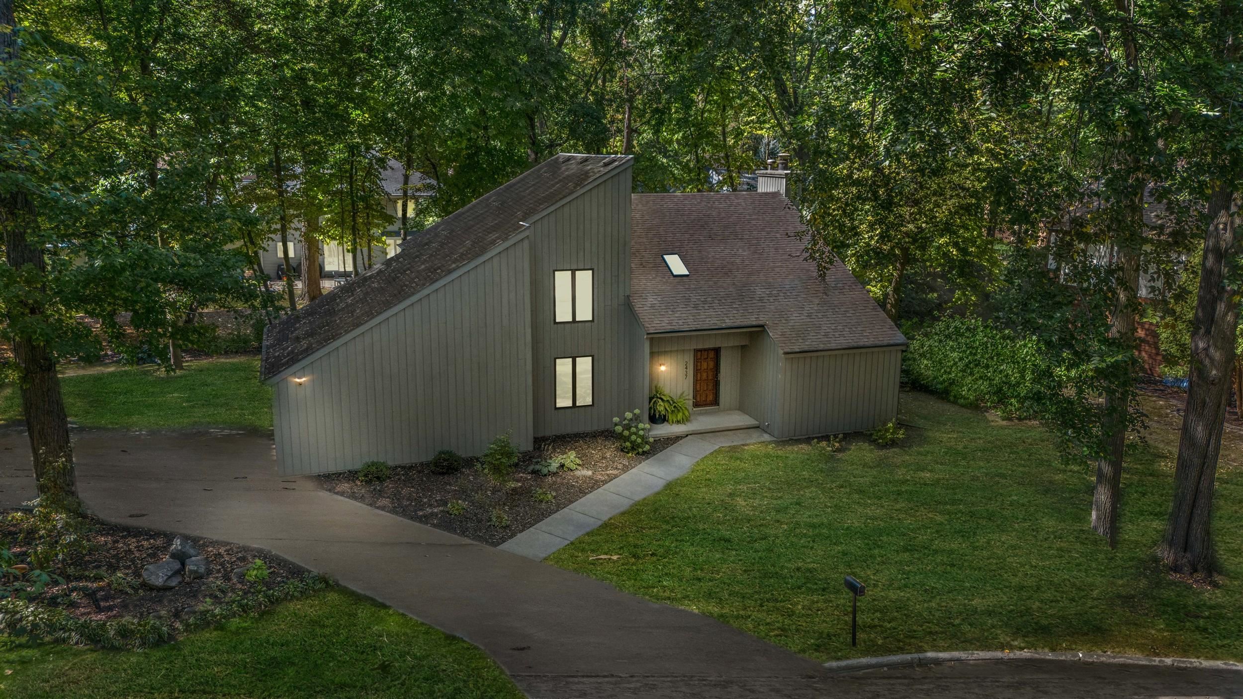2437 FOREST MANOR Court