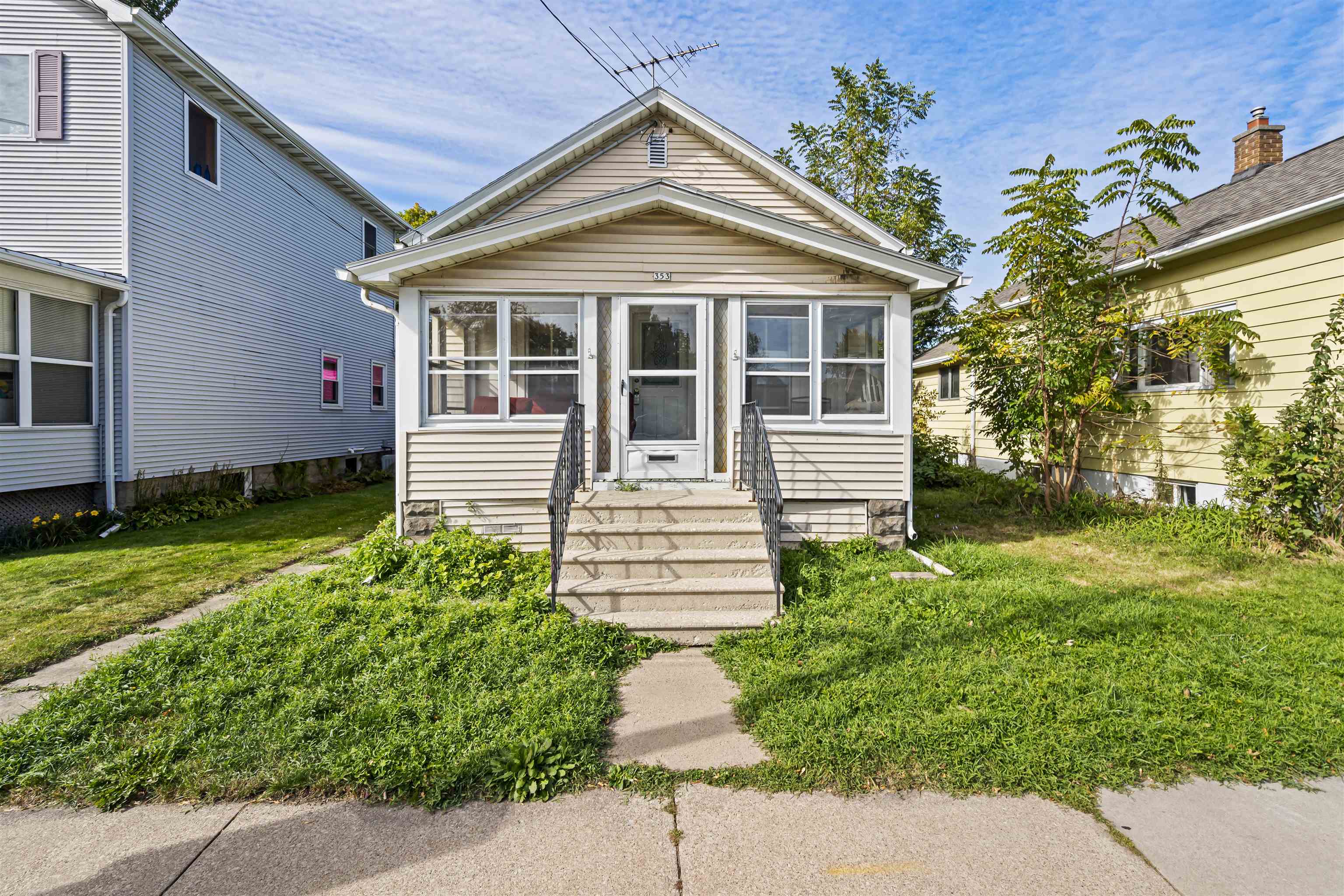 353 BOWEN Street