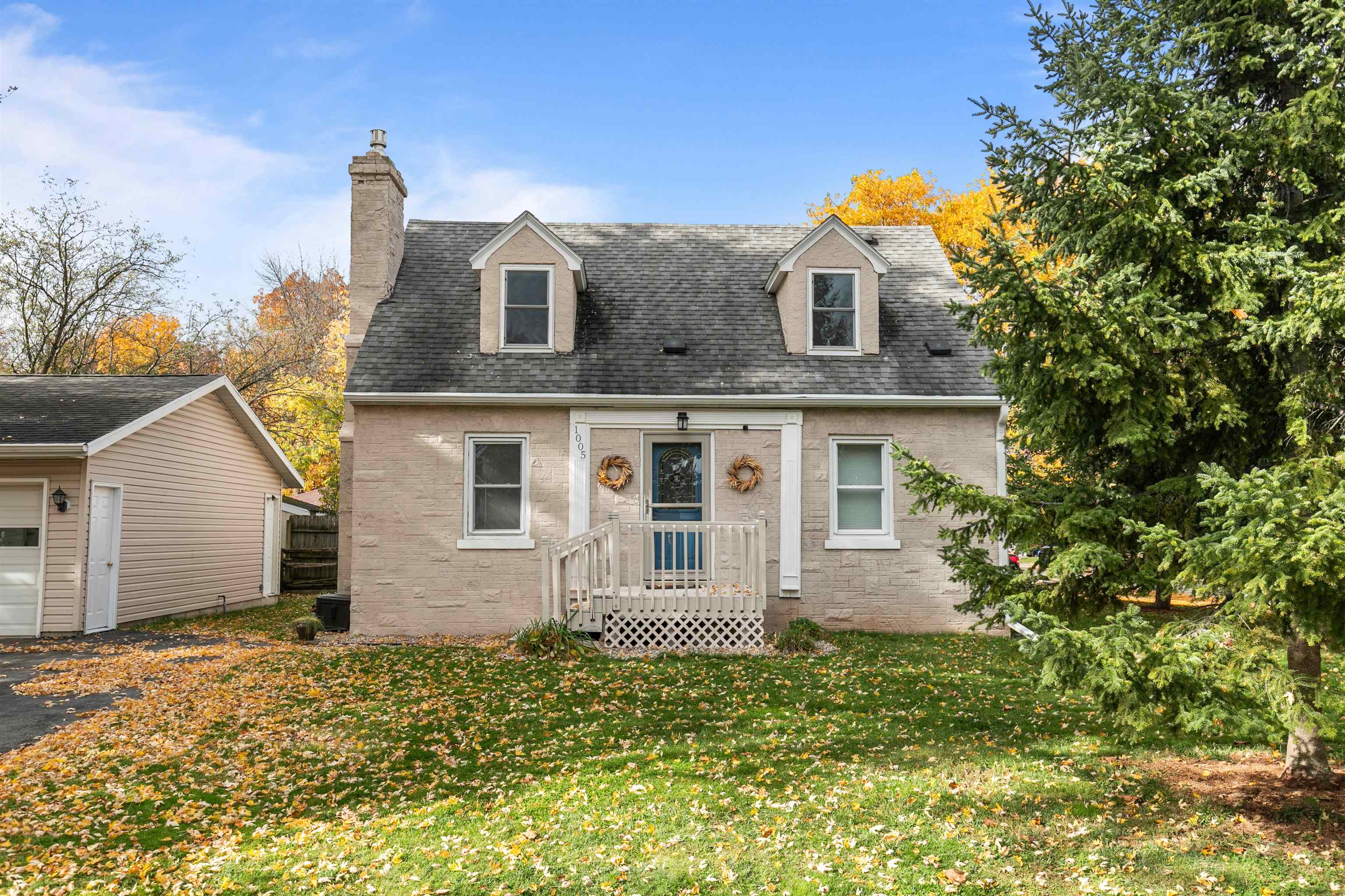 1005 RED OAK Lane