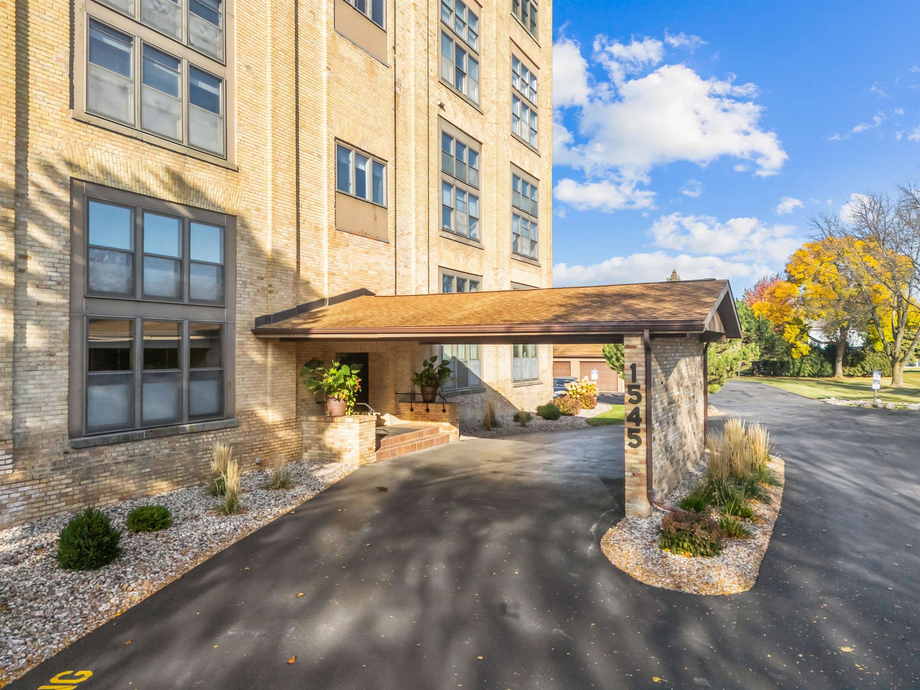 1545 ARBORETUM Drive Unit: 425