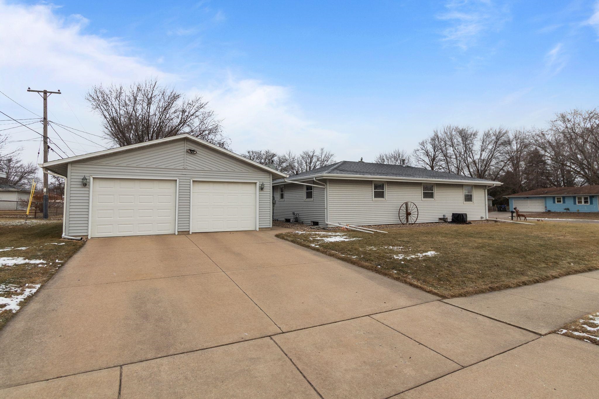 1147 MEADOW Lane