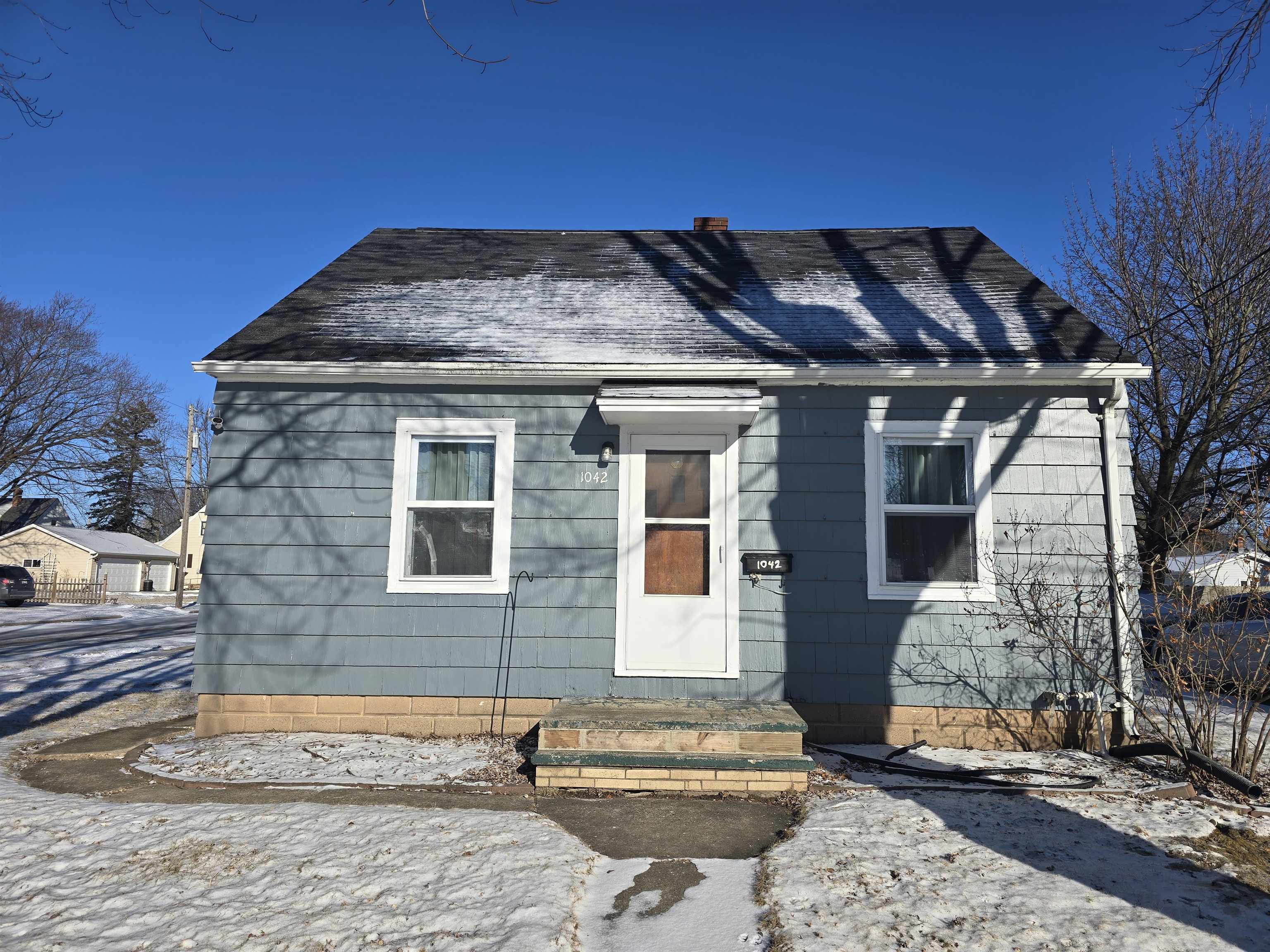 1042 W KAMPS Avenue