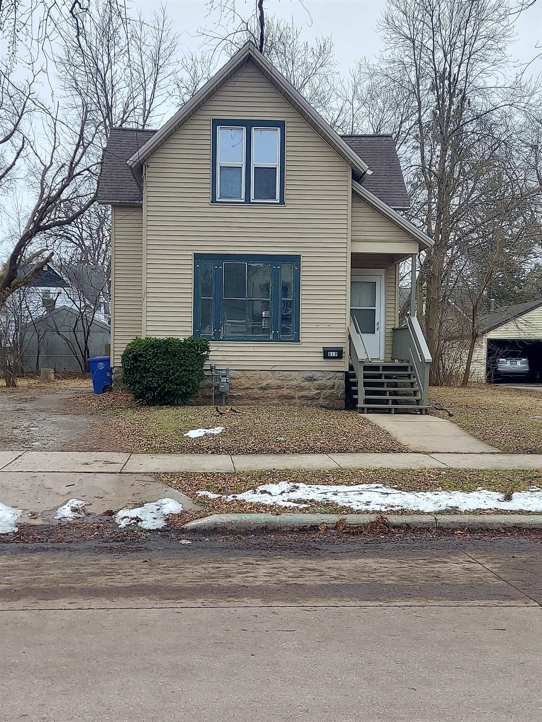 819 VINE Avenue