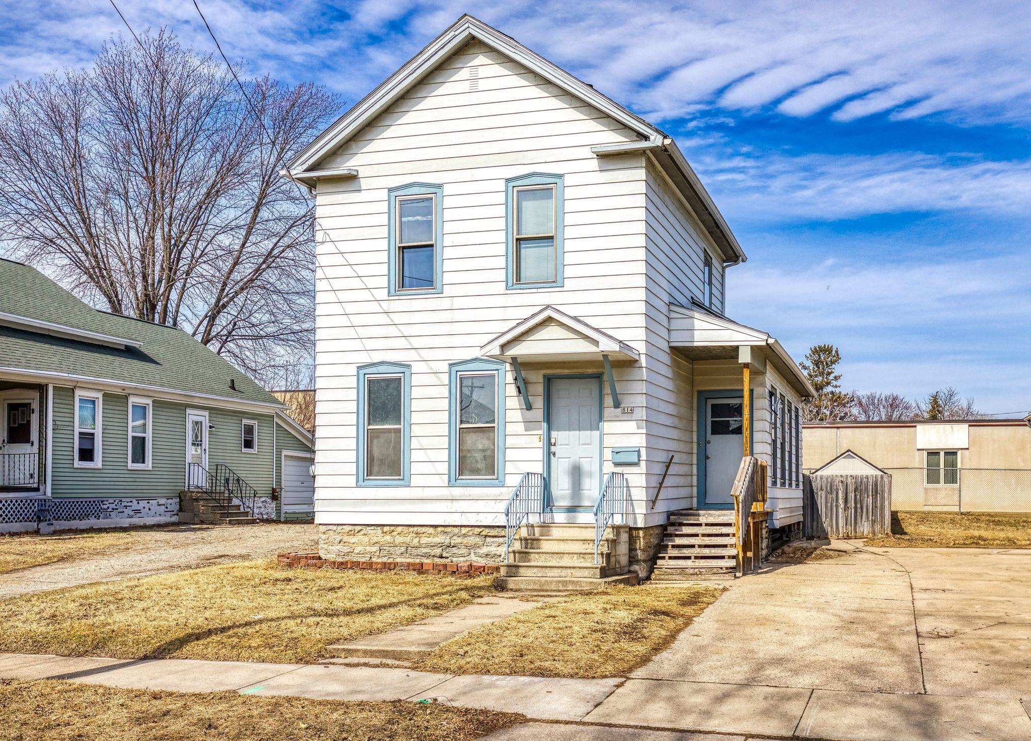 814 WAUGOO Avenue