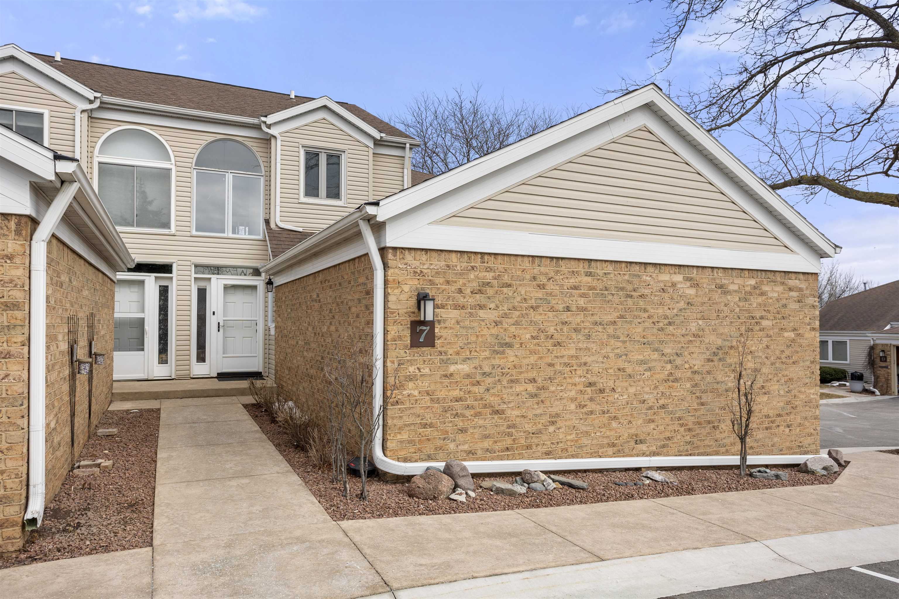 7 LAWRENCE Court