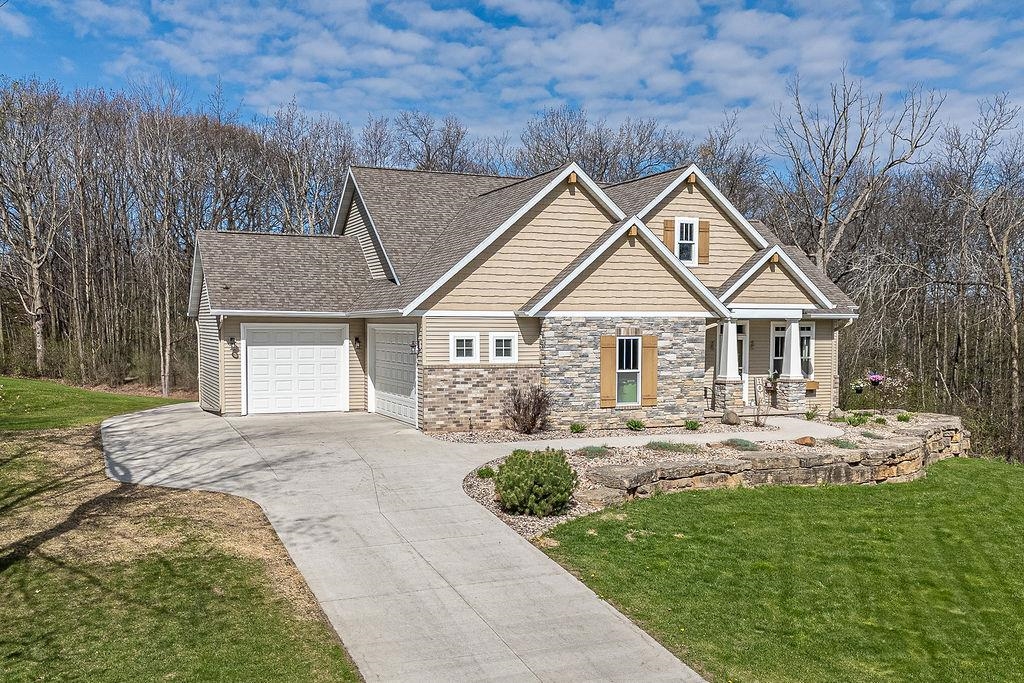 1821 COTTONTAIL Drive