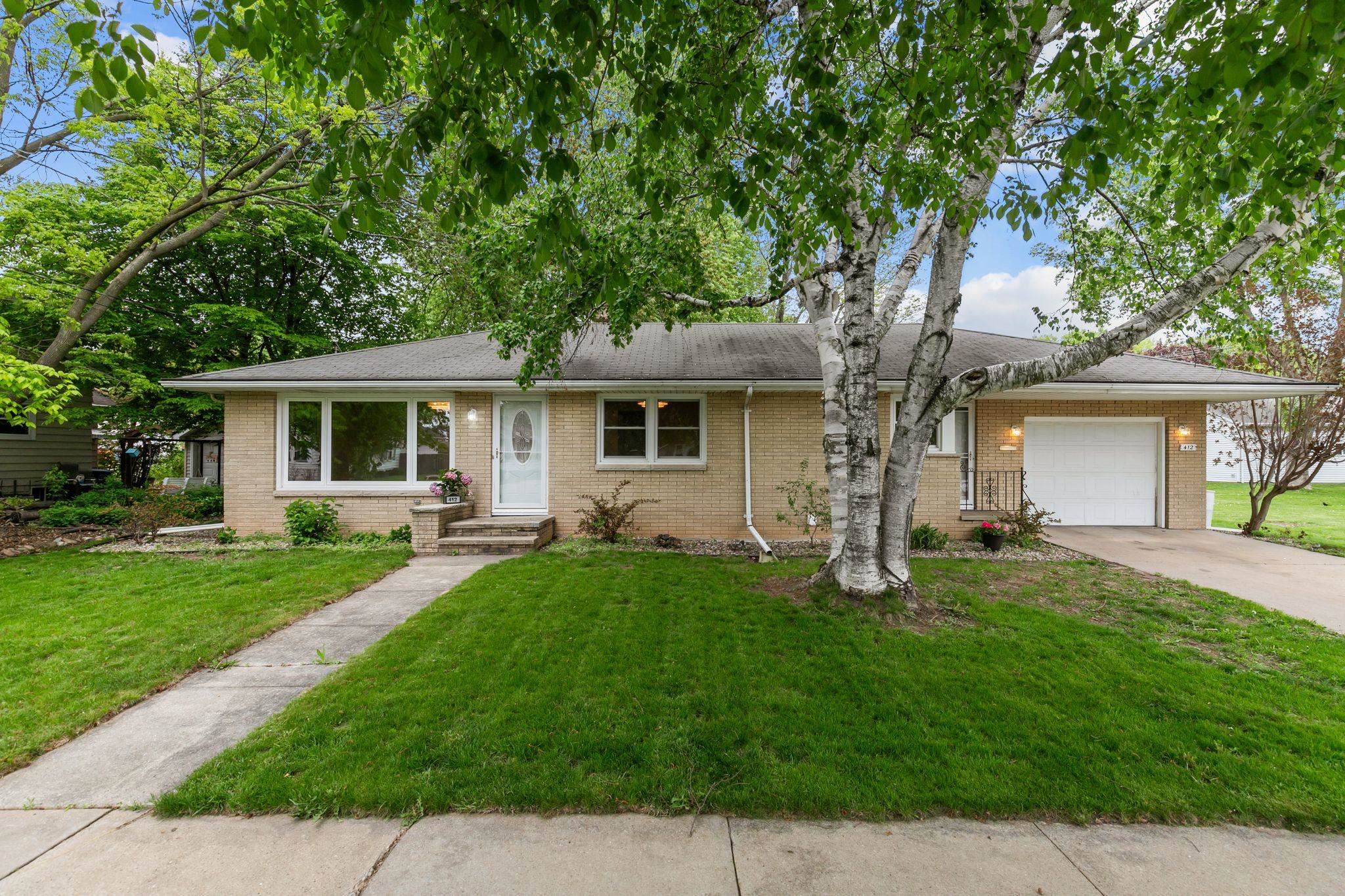 412 E LINCOLN Avenue