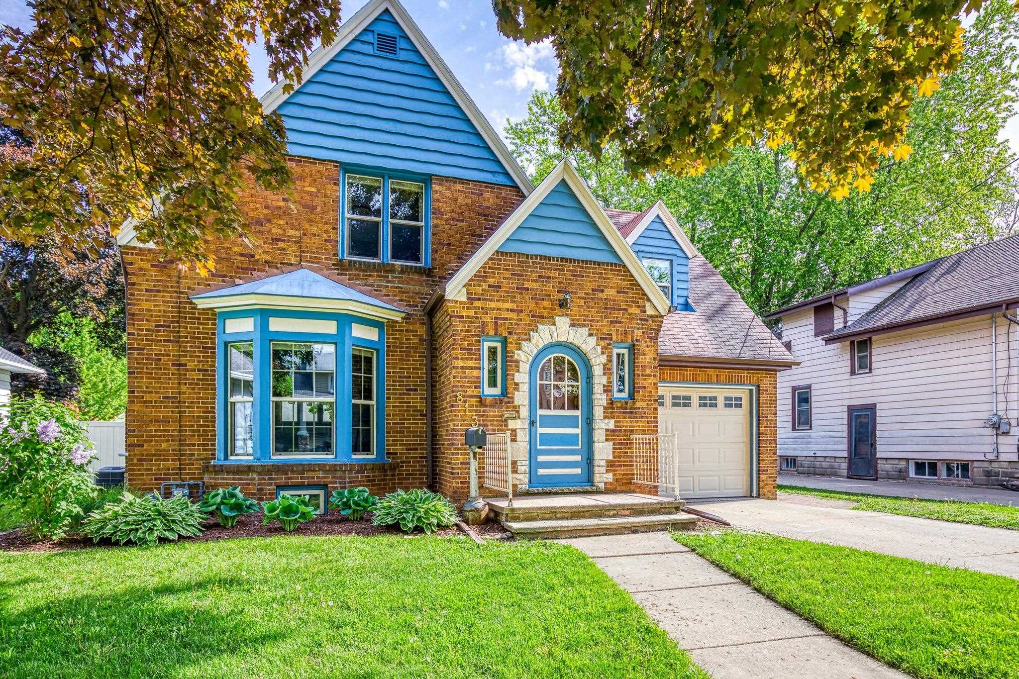 813 W SUMMER Street