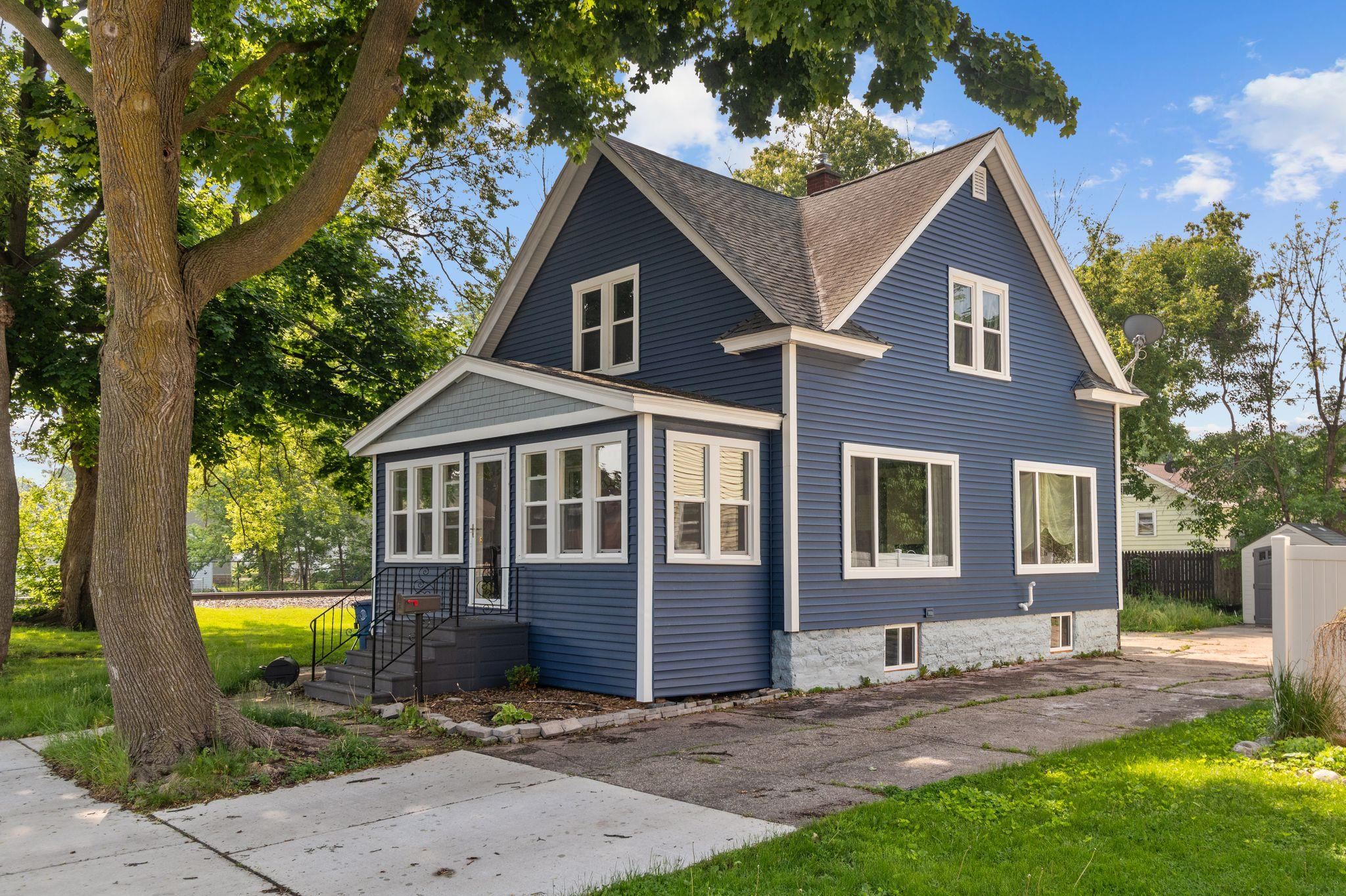 417 E LINCOLN Avenue