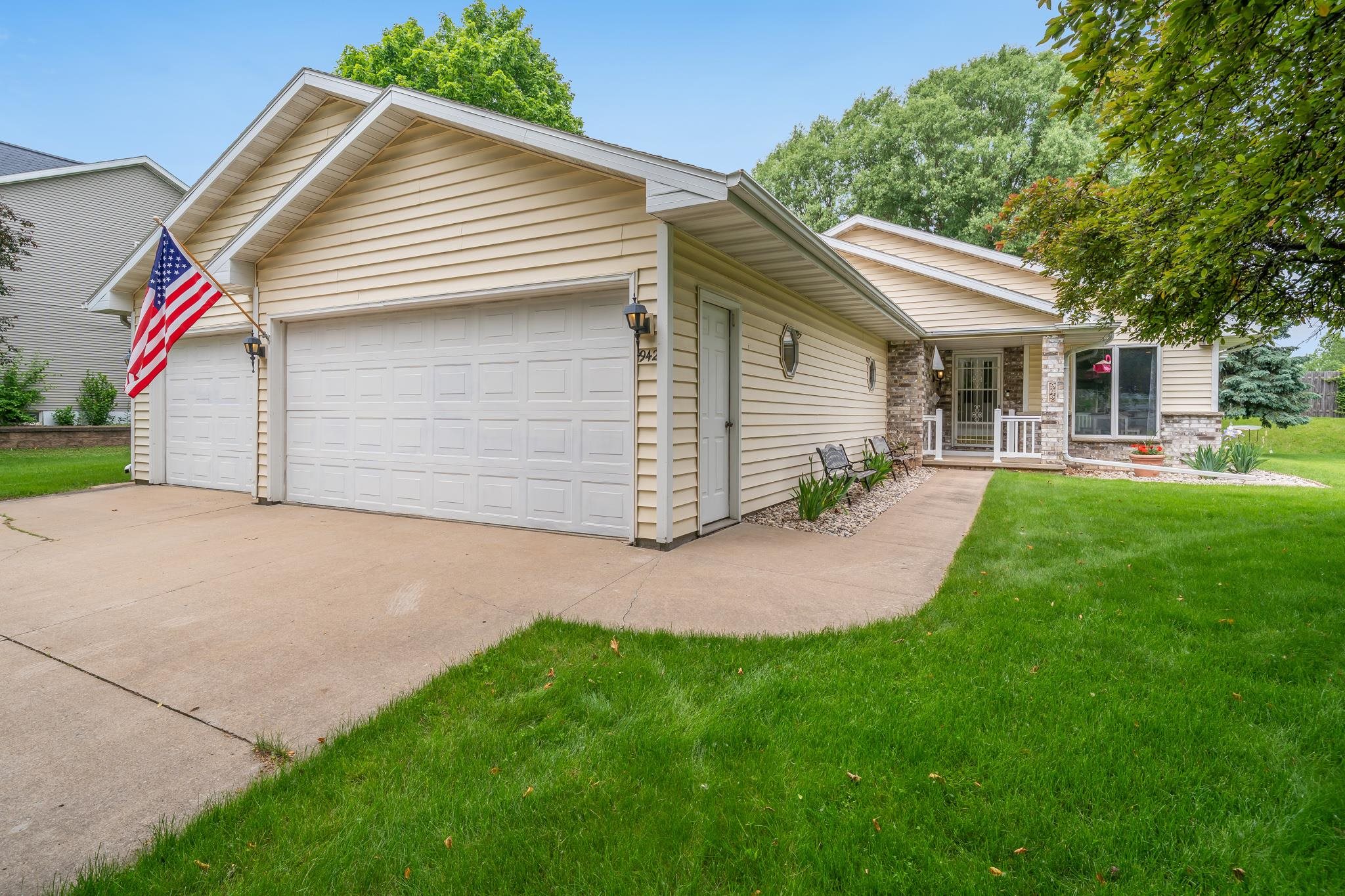942 E MAYFIELD Drive