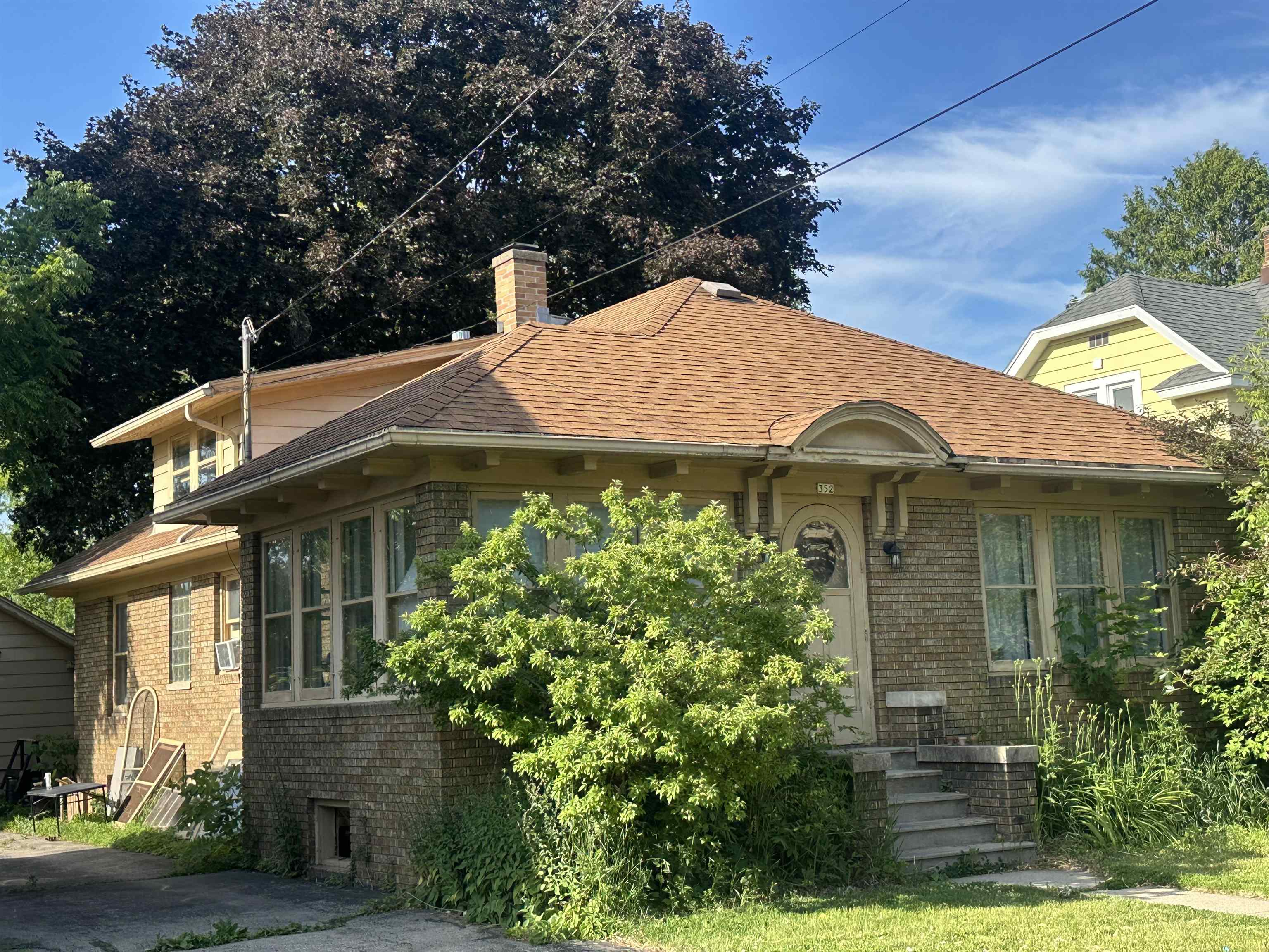 352 W 11TH Avenue