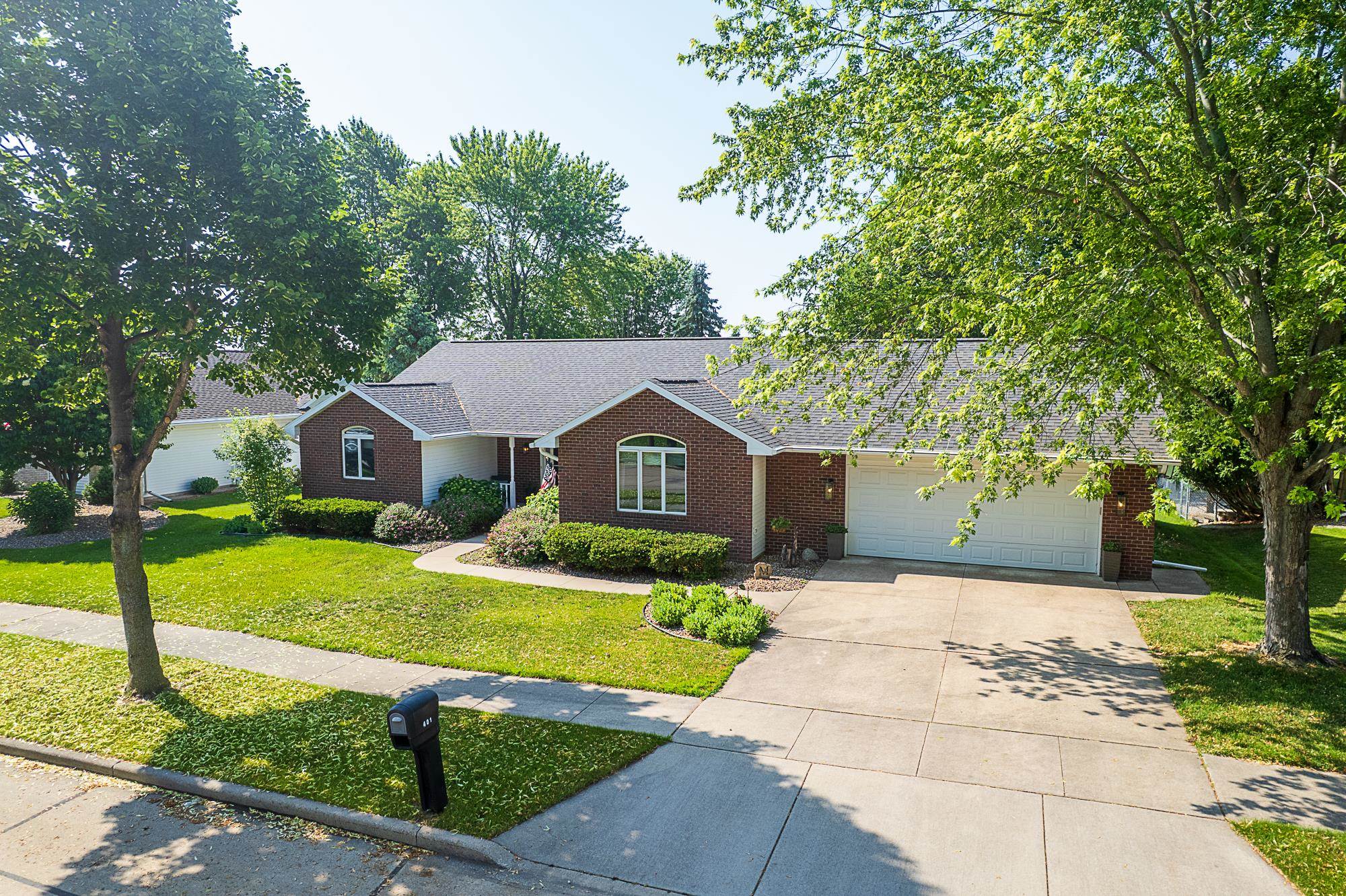 401 W WINROWE Drive